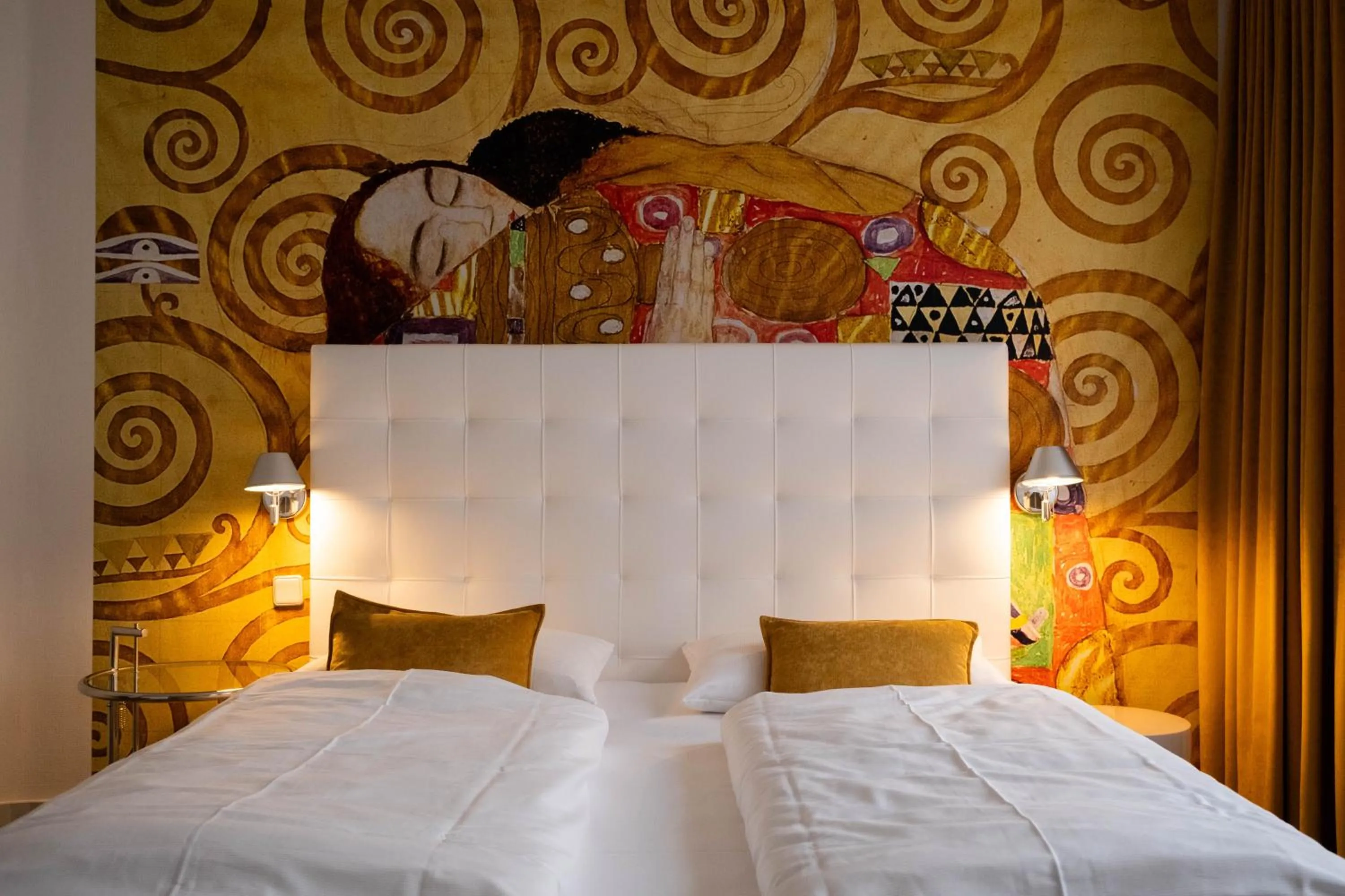 Bed in Hotel Ottheinrich