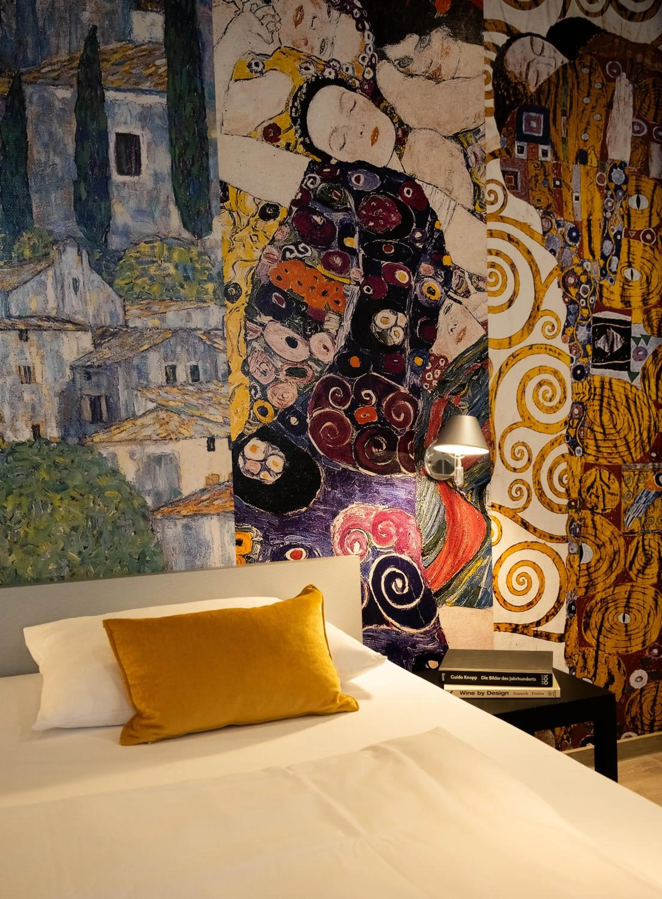 Bed in Hotel Ottheinrich