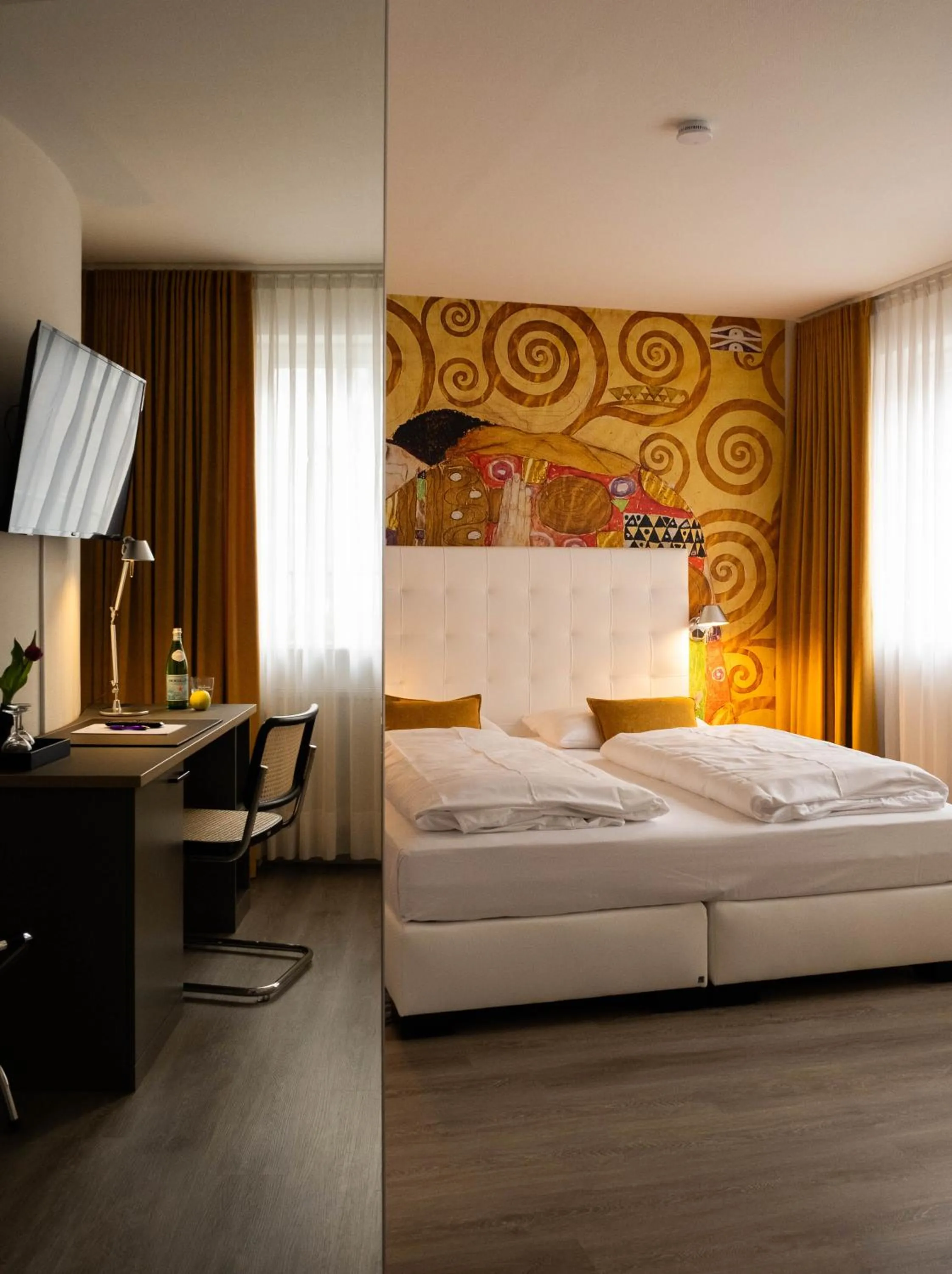 Bed in Hotel Ottheinrich