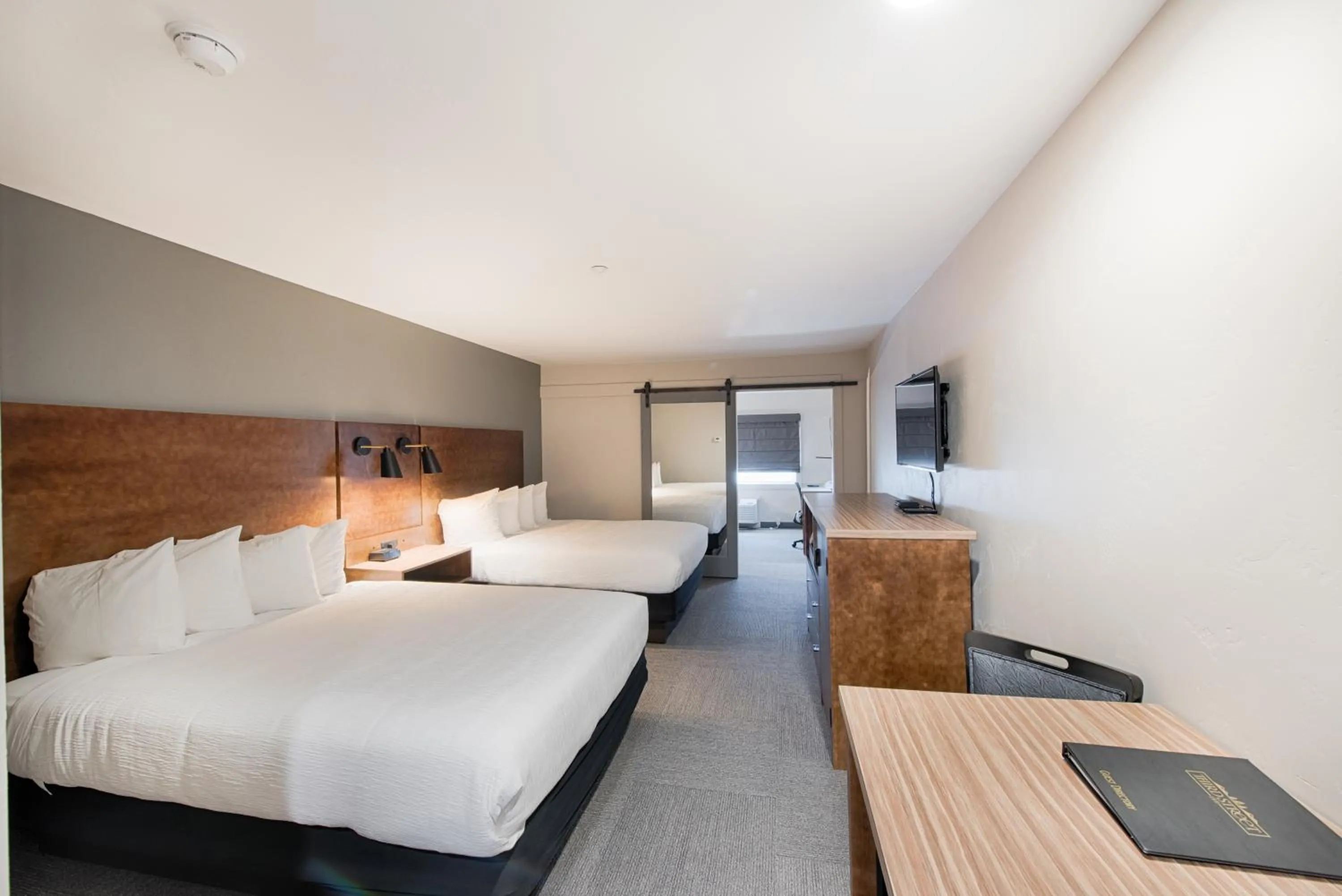 Photo of the whole room, Bed in Third Street Inn