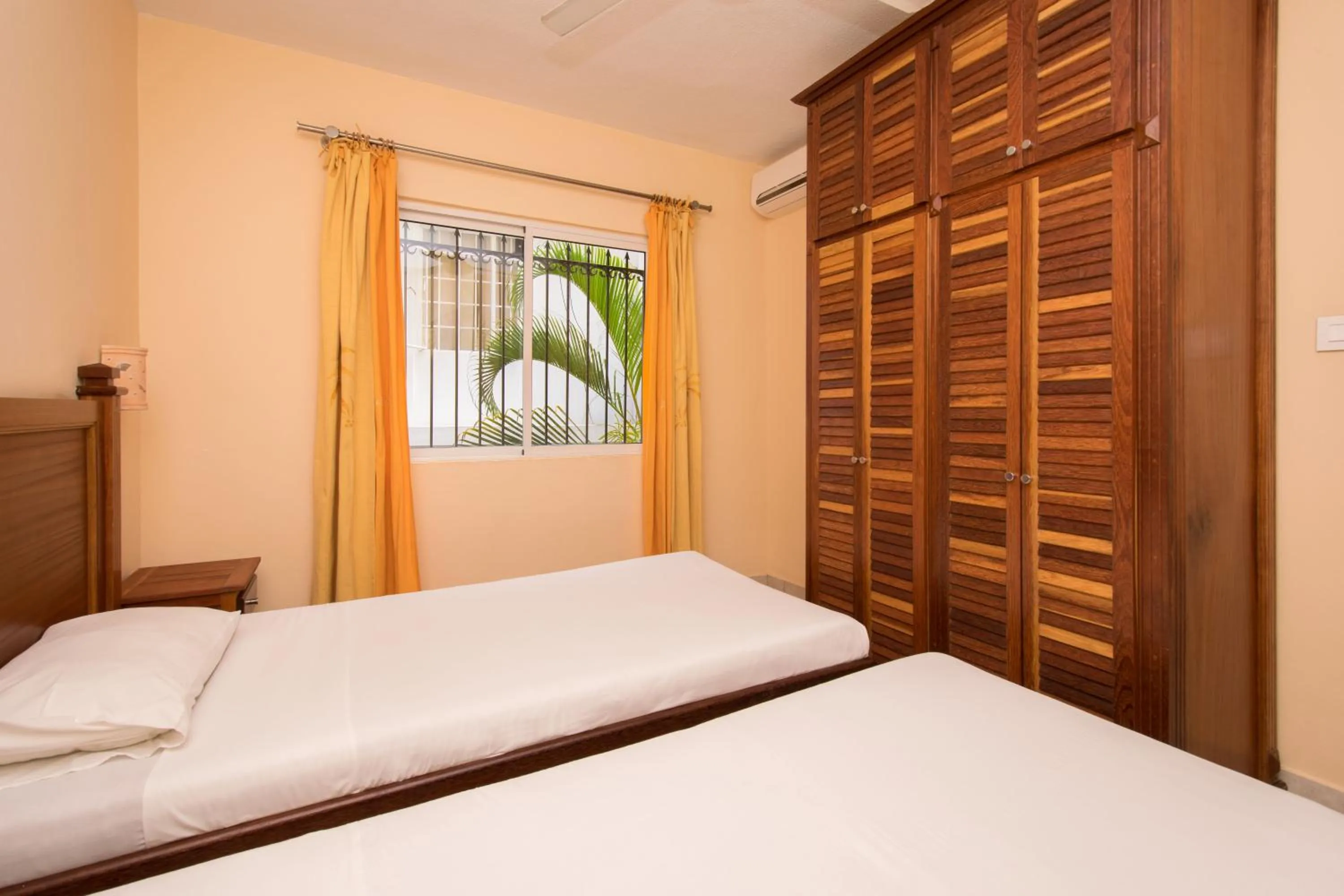 Shower, Bed in Residence Peramal