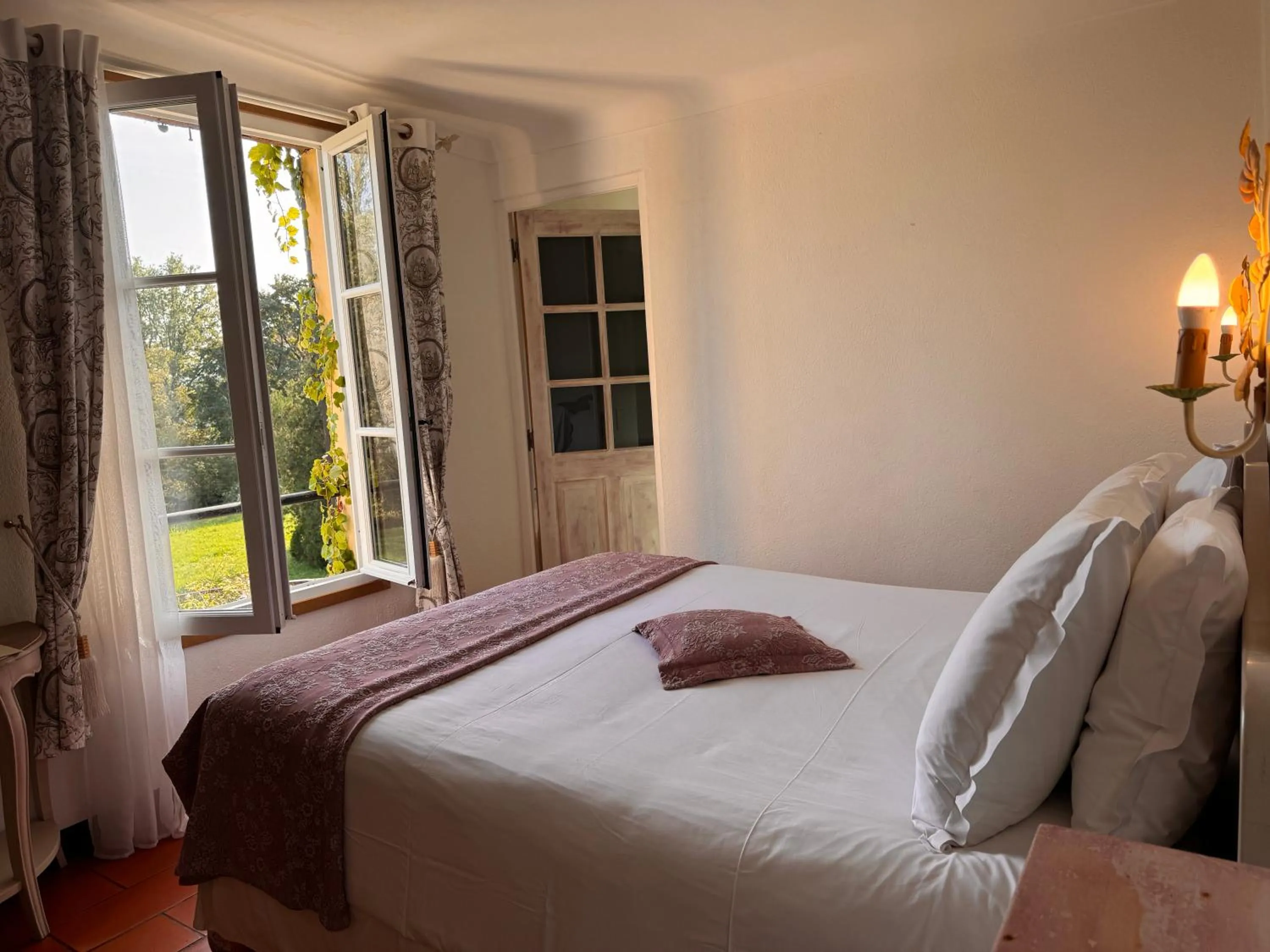 Bed in Hotel-Restaurant Le Moulin De La Camandoule