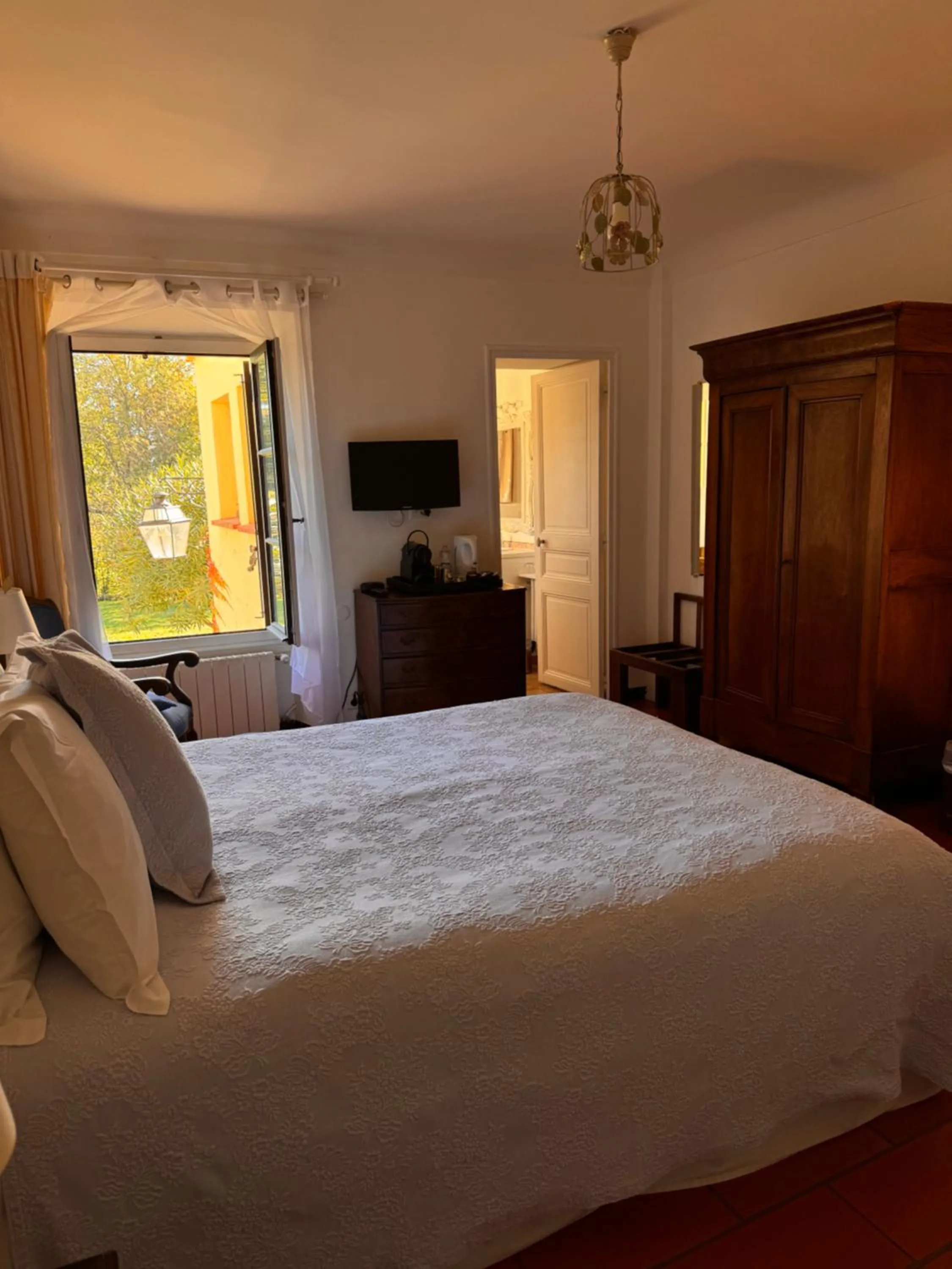 Bed in Hotel-Restaurant Le Moulin De La Camandoule