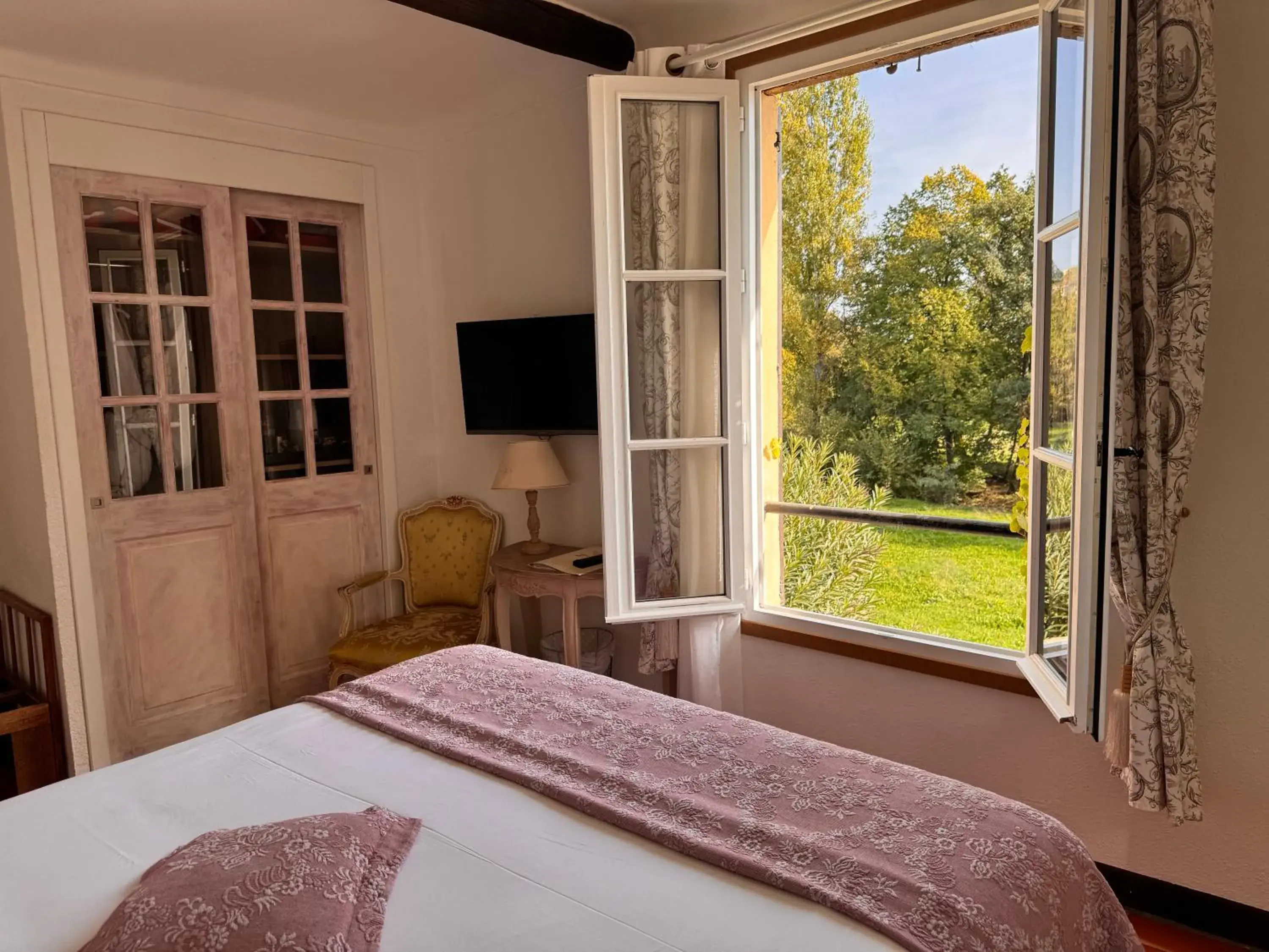 Comfort Double Room in Hotel-Restaurant Le Moulin De La Camandoule Comfort Double Room in Hotel-Restaurant Le Moulin De La Camandoule