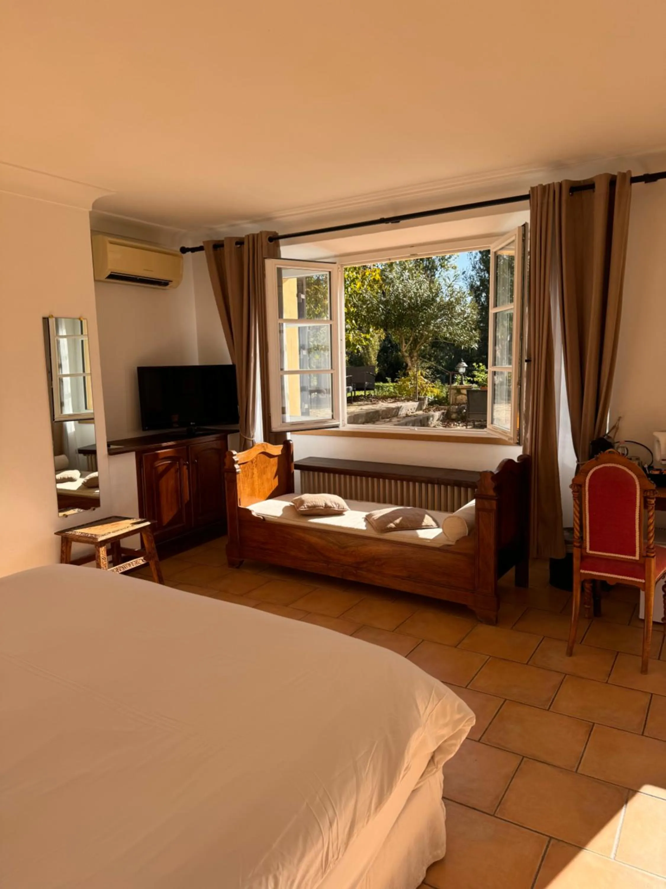 Bed in Hotel-Restaurant Le Moulin De La Camandoule