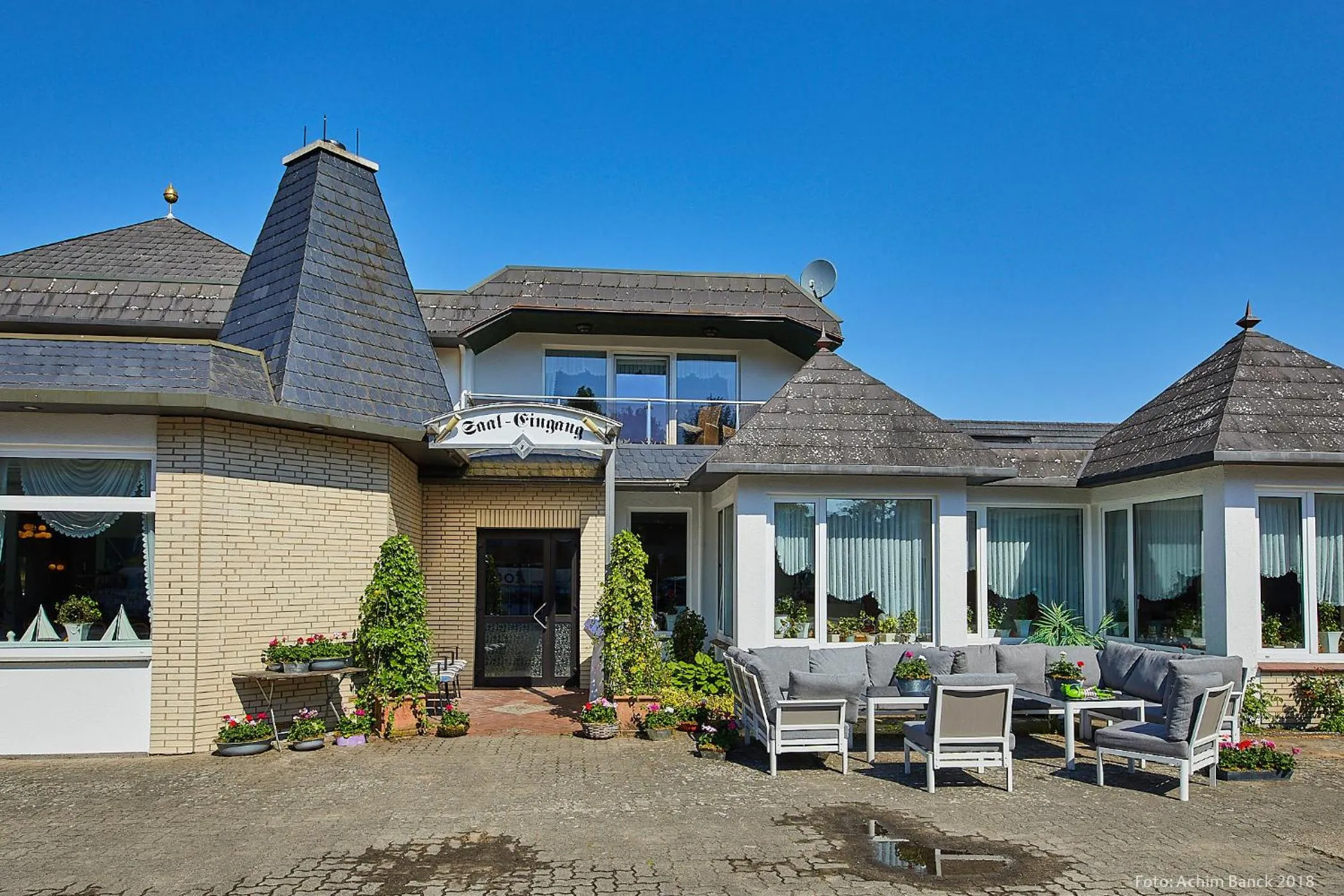 Facade/entrance in Seeblick