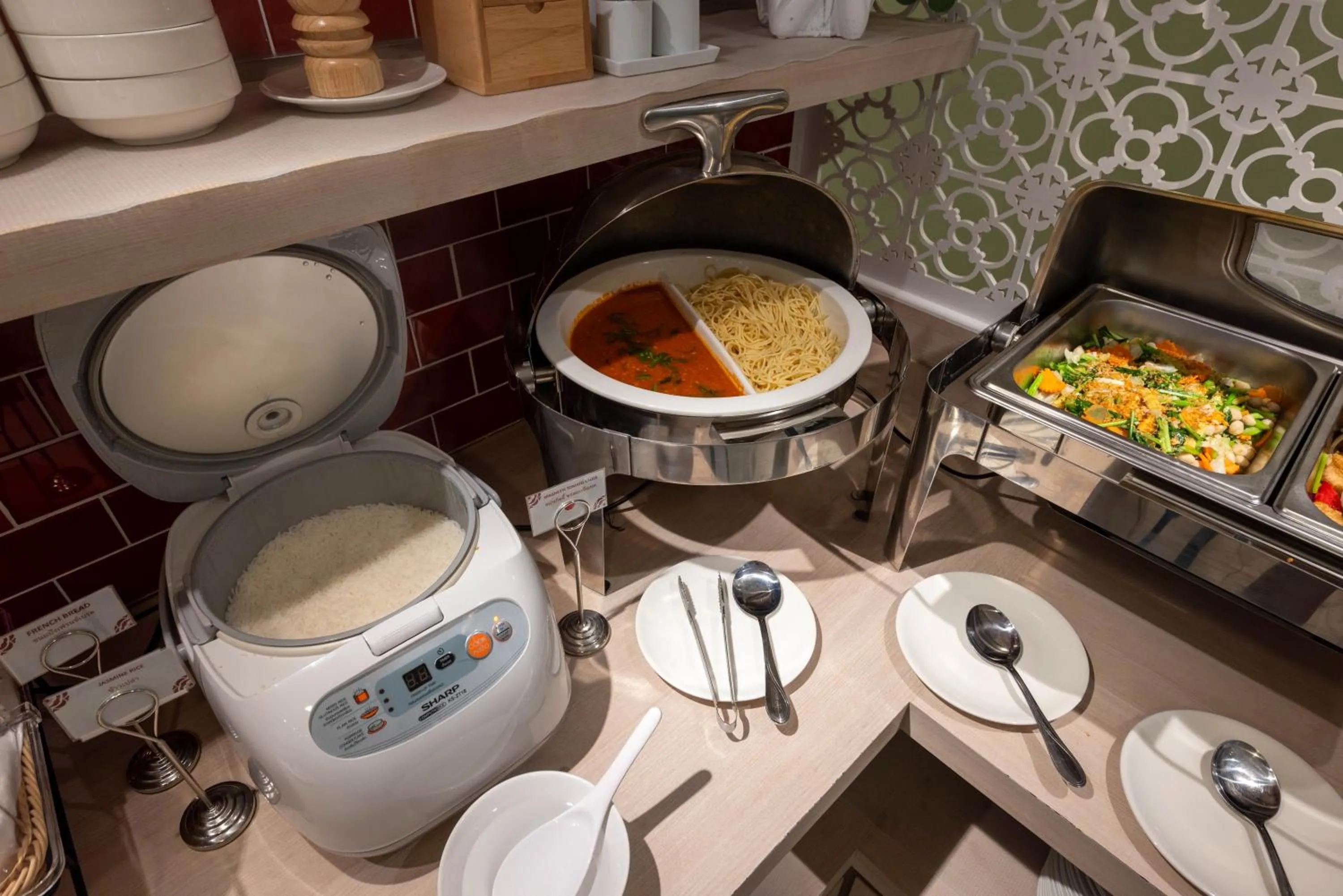 Restaurant/places to eat in Hotel Midtown Ratsada