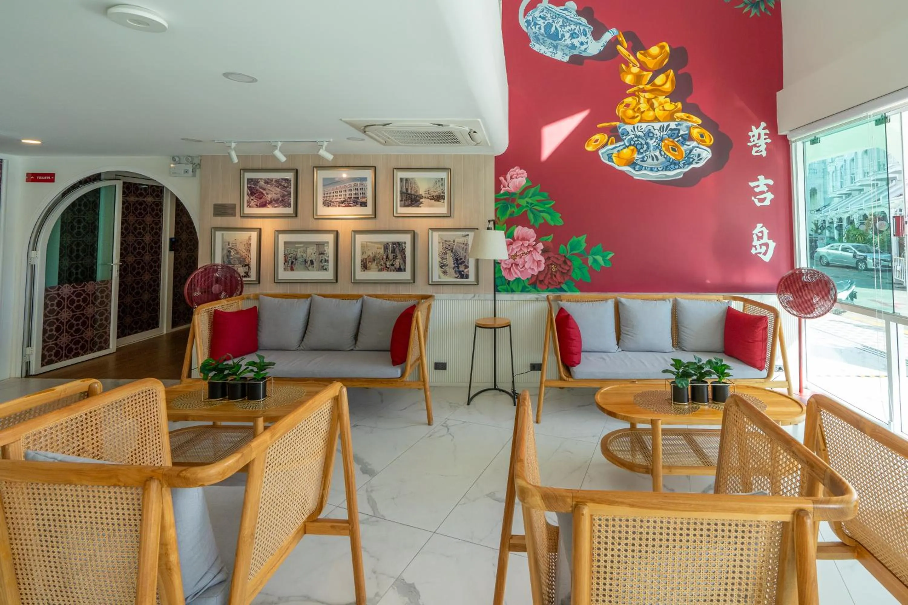 Communal lounge/ TV room in Hotel Midtown Ratsada