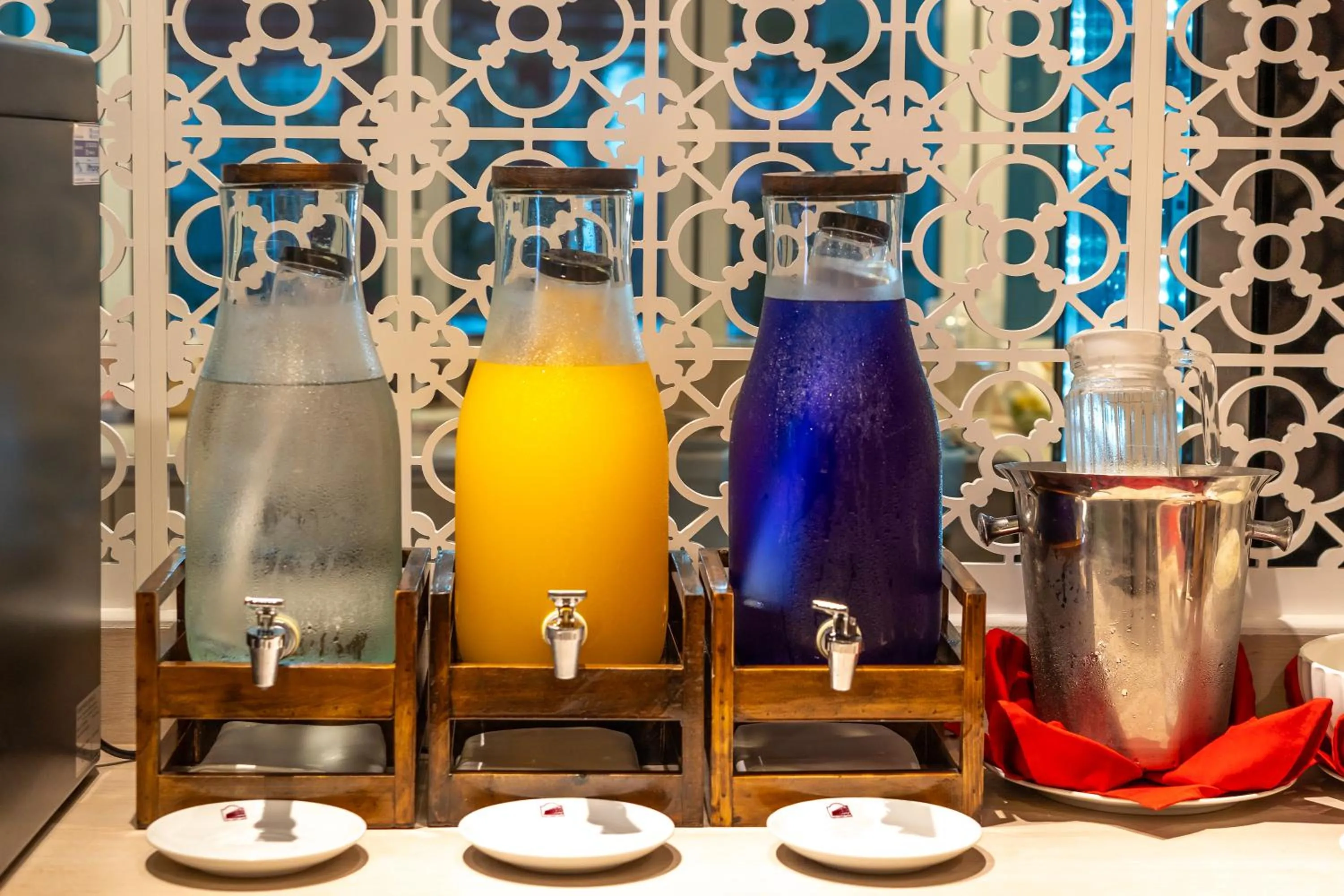 Restaurant/places to eat in Hotel Midtown Ratsada