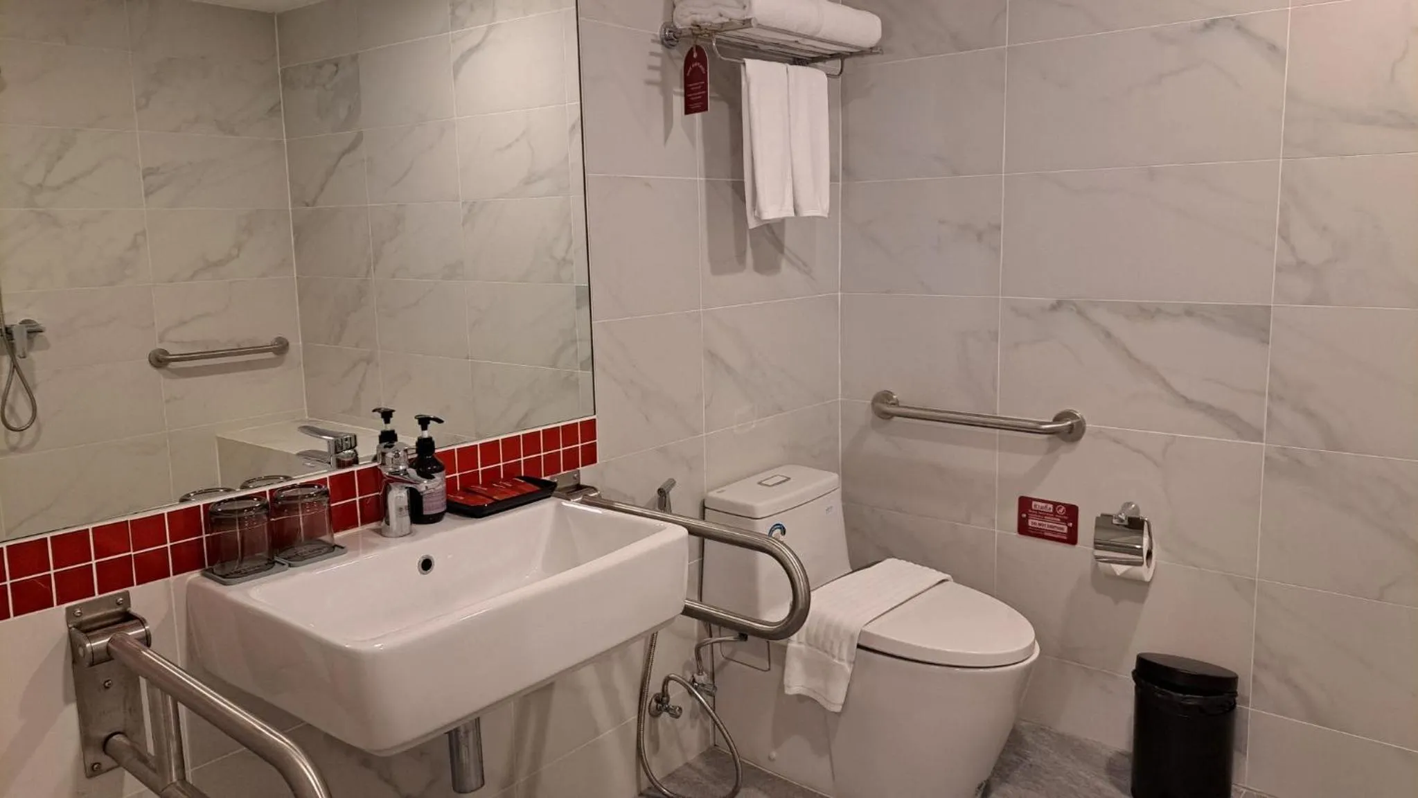 Toilet in Hotel Midtown Ratsada