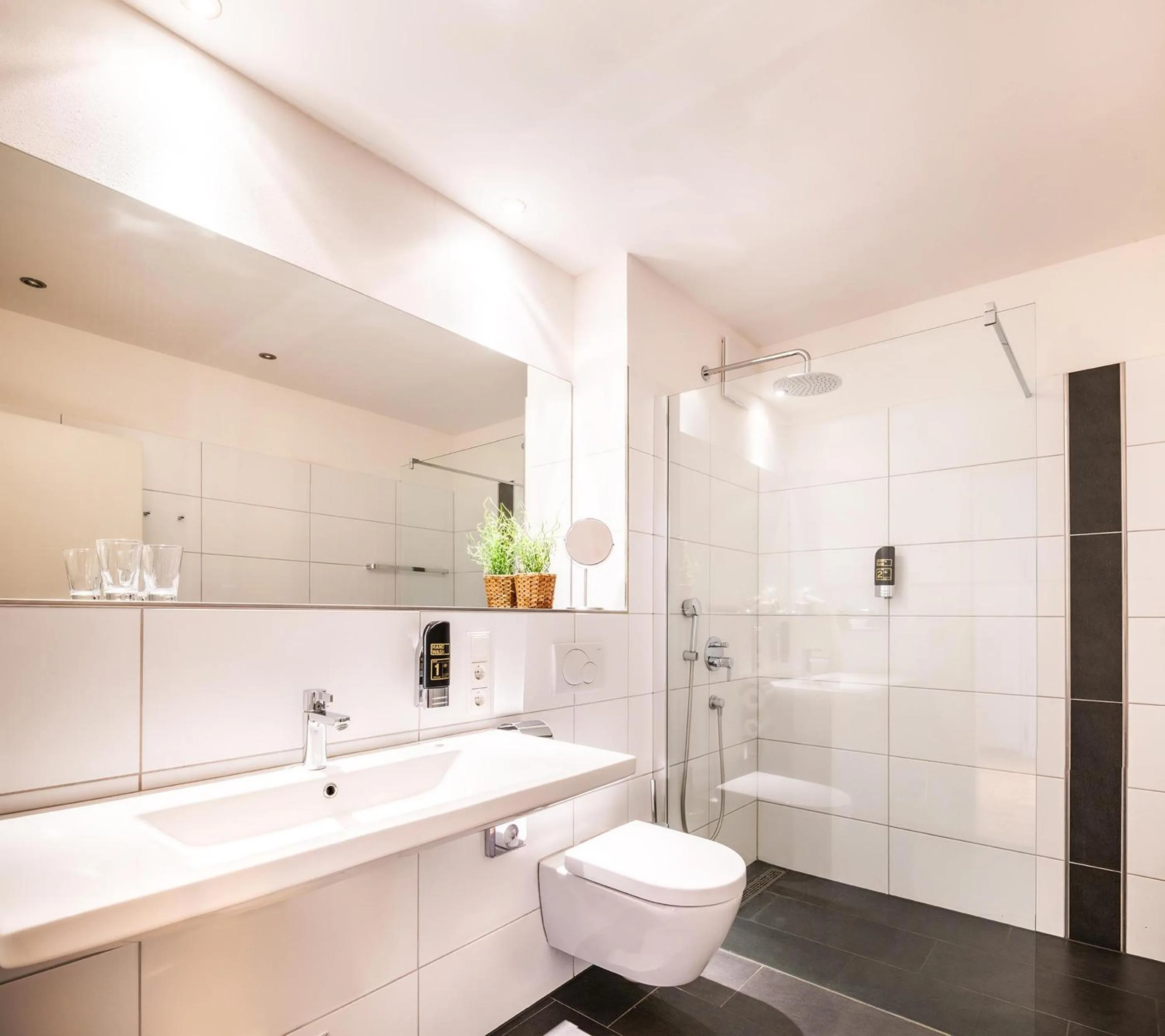 Shower in Schroeders Stadtwaldhotel