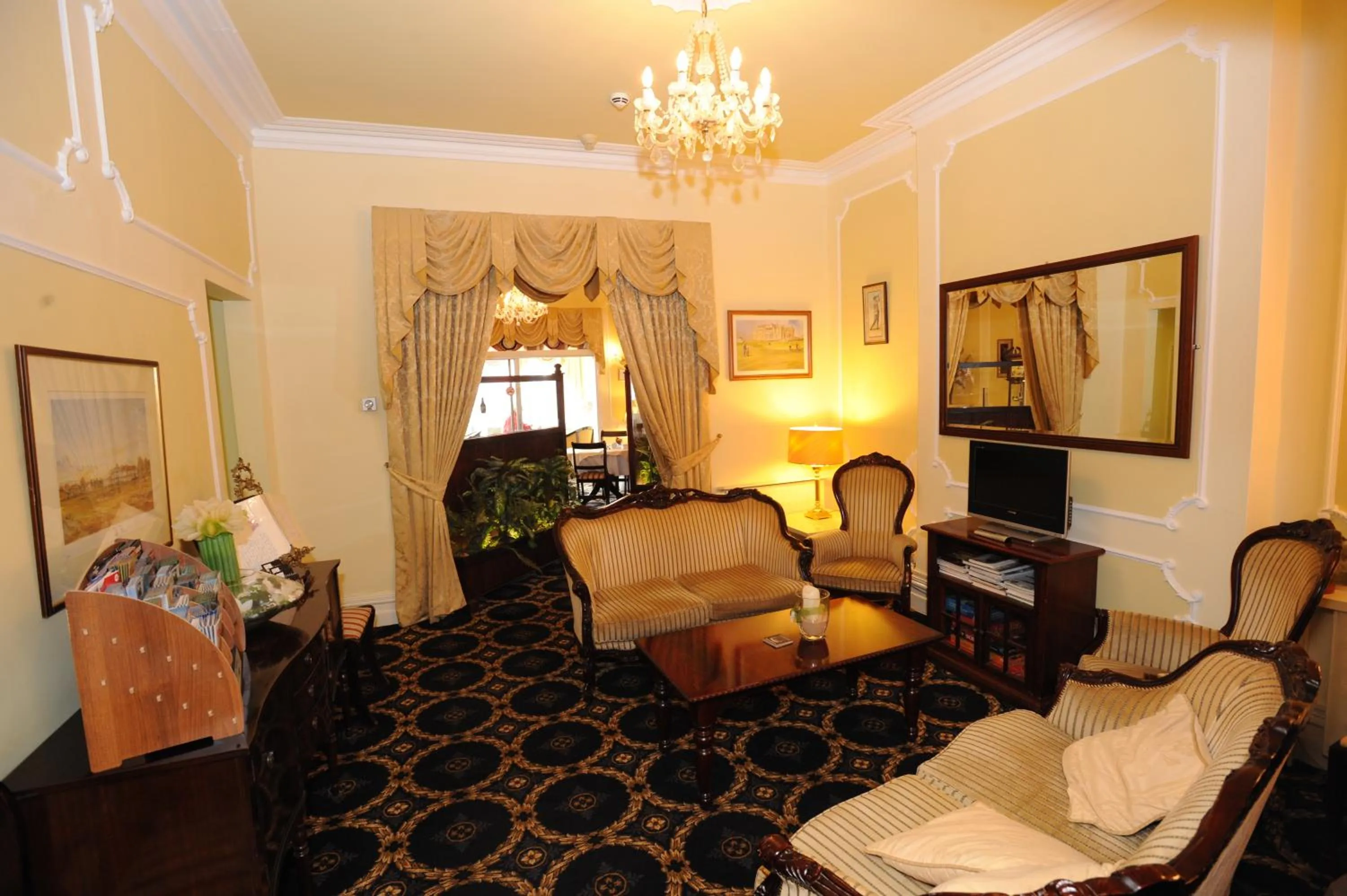 Living room in Bedford Hotel