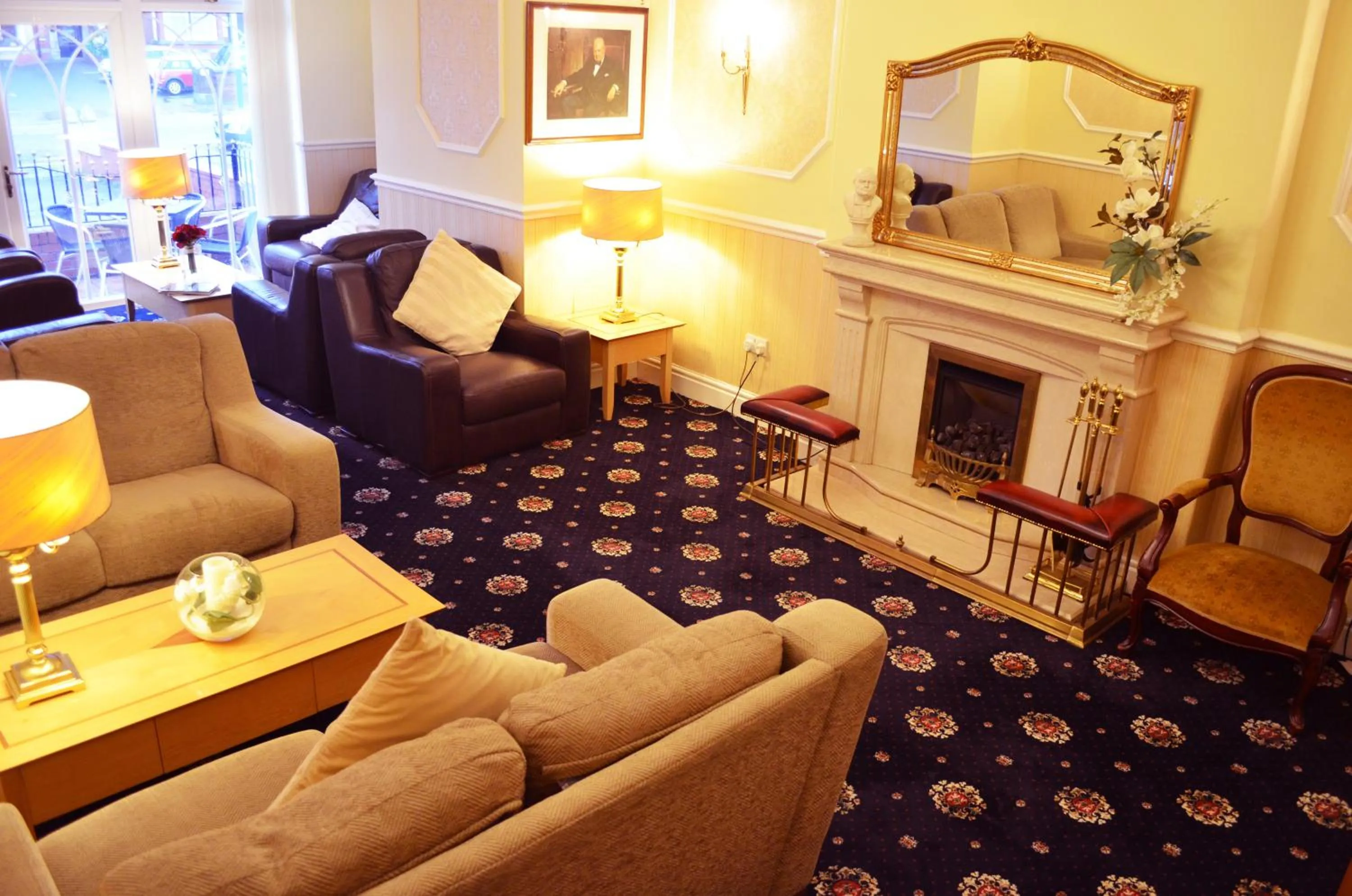 Communal lounge/ TV room in Bedford Hotel