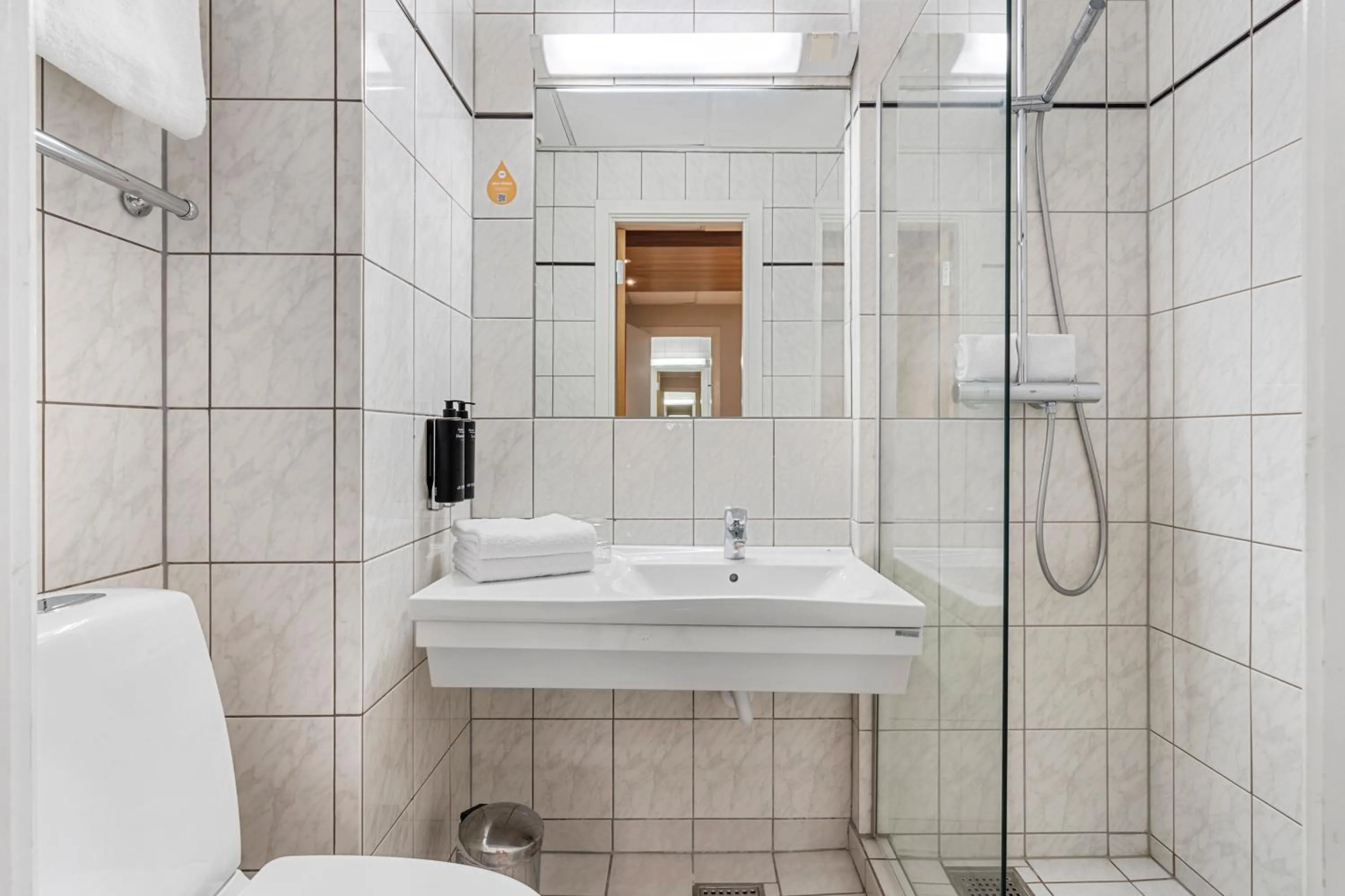 Shower in Best Western Plus Park Globetrotter Copenhagen Airport
