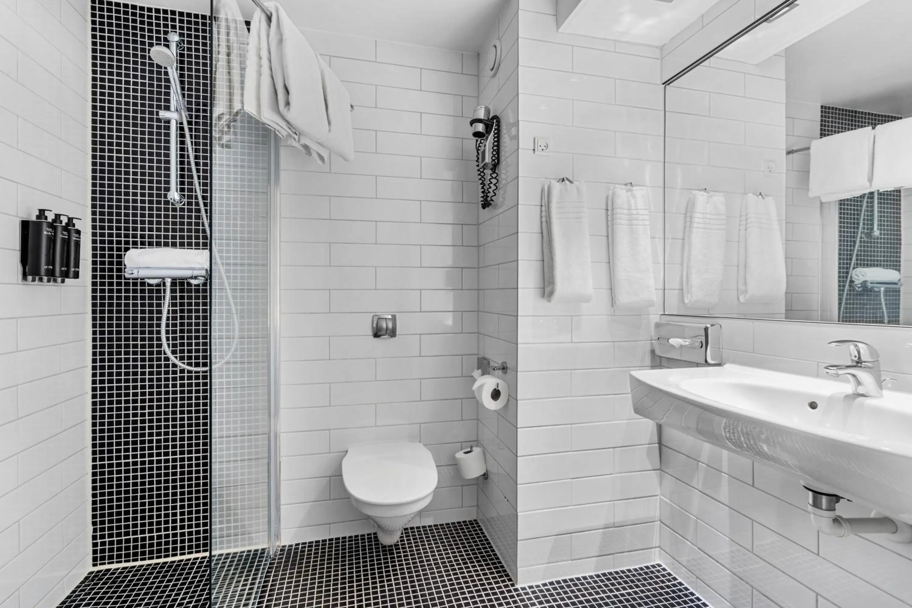 Shower in Best Western Plus Park Globetrotter Copenhagen Airport