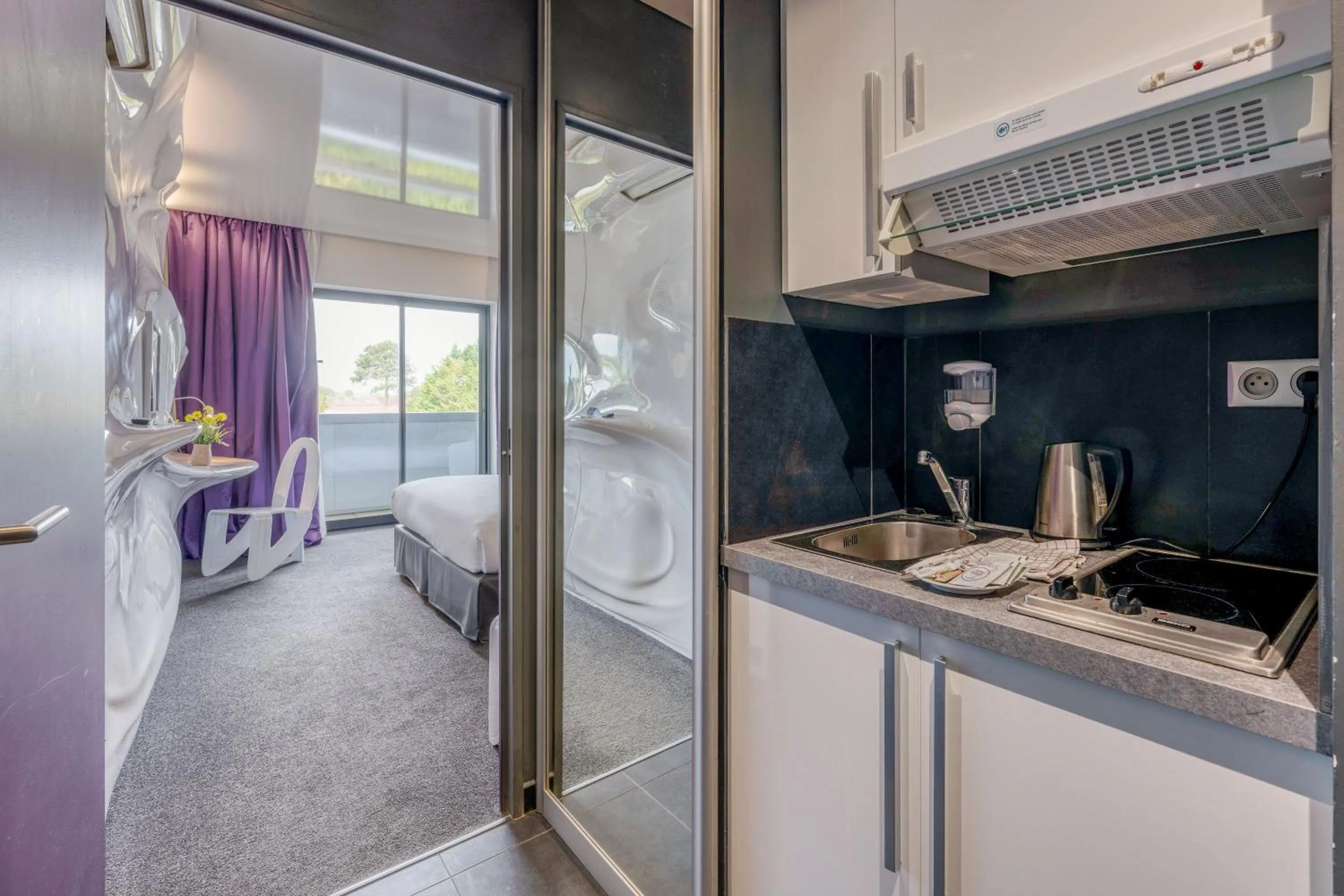 Kitchen or kitchenette, Bed in Comfort Aparthotel Bassin d'Arcachon