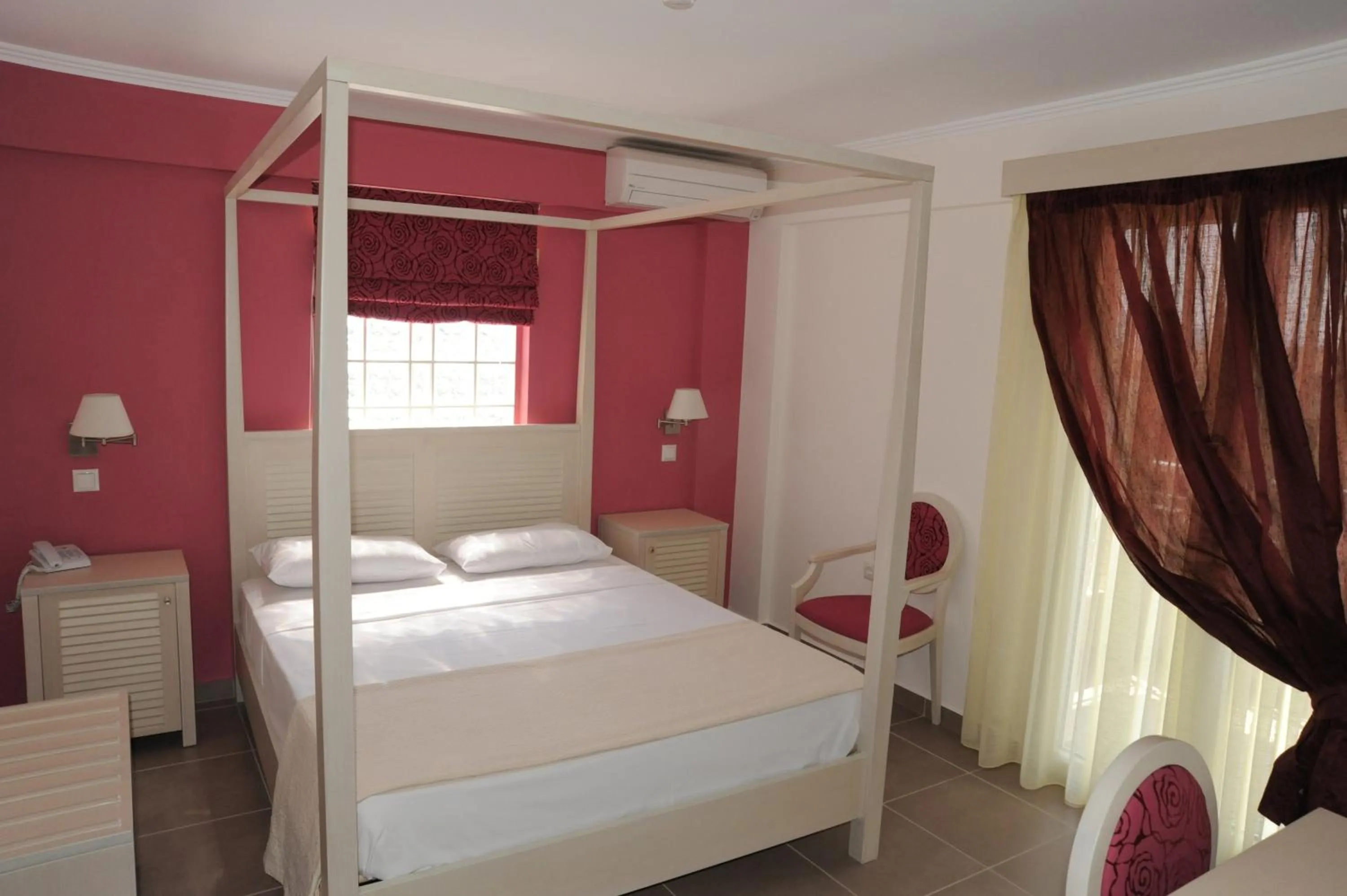 Photo of the whole room, Bed in Ammos Bay