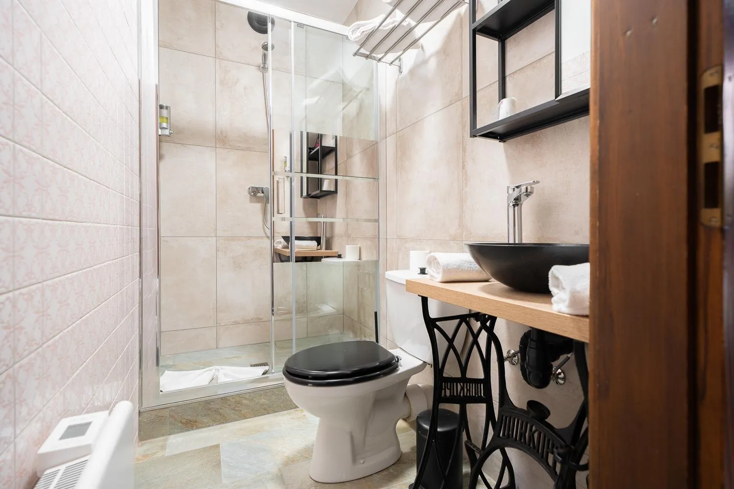 Shower in Hôtel Berceau Du Vigneron