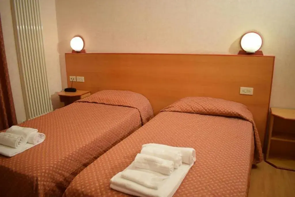 Economy Triple Room in Hotel Baffo Rosso Economy Triple Room in Hotel Baffo Rosso