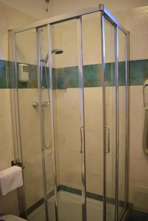 Shower in Hotel Baffo Rosso