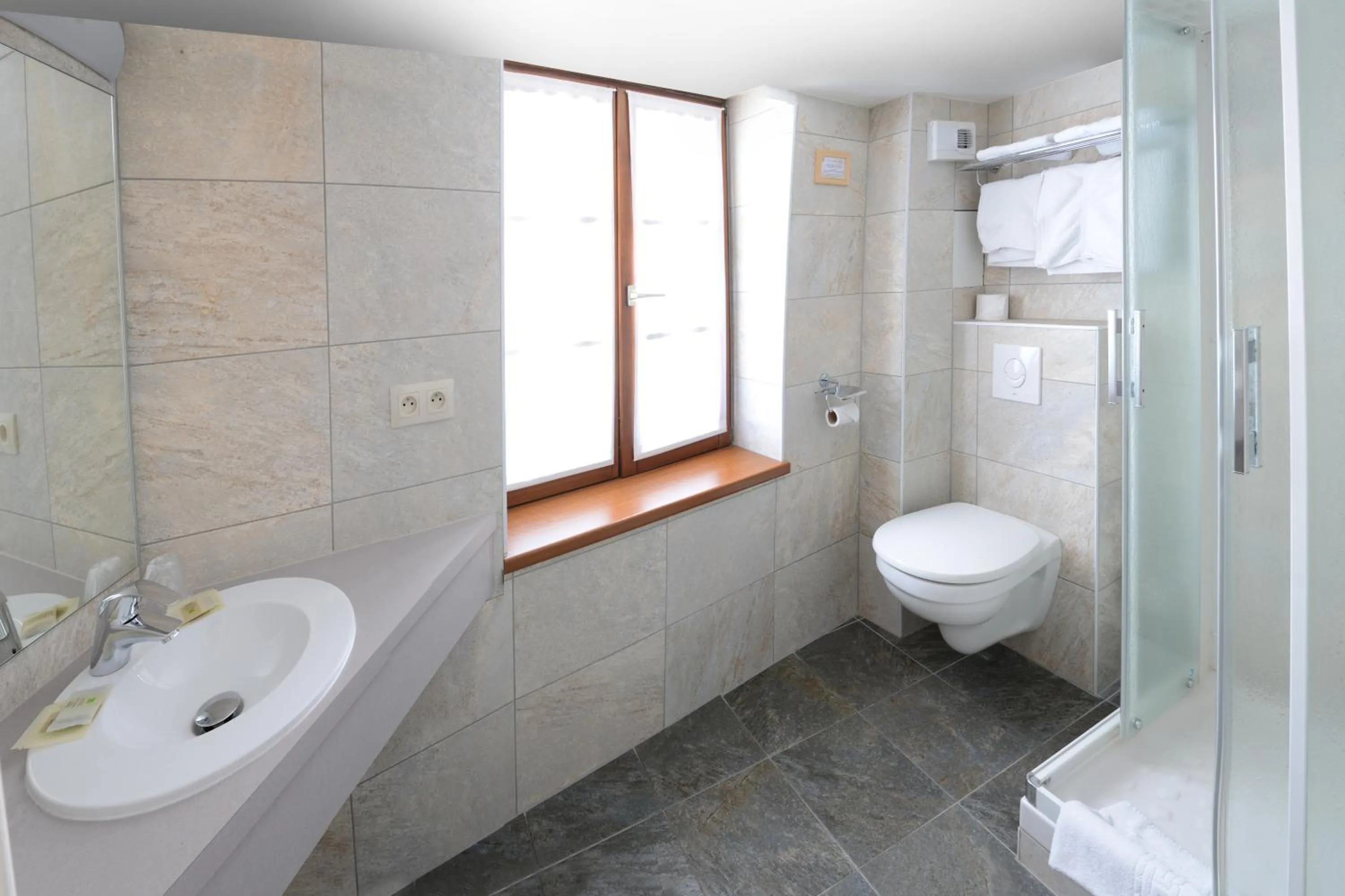 Bathroom in Logis Hôtel De La Cloche