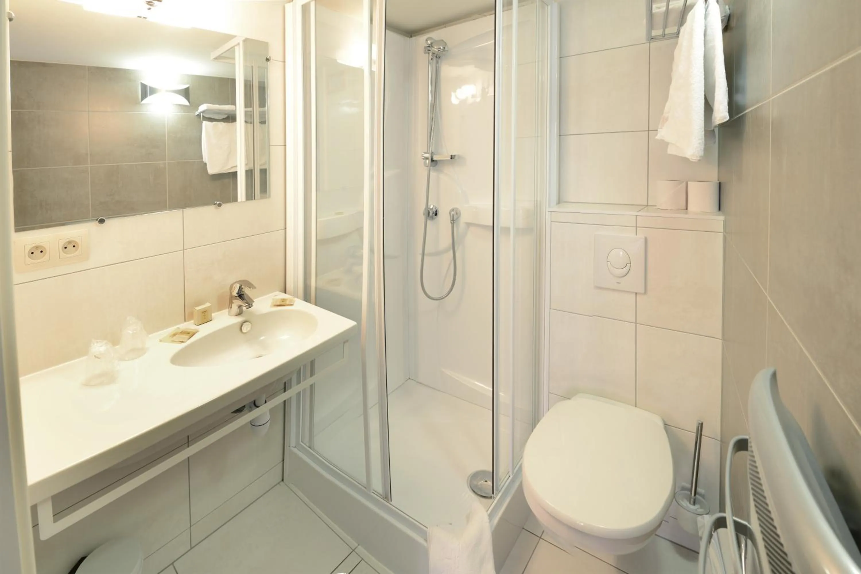 Bathroom in Logis Hôtel De La Cloche