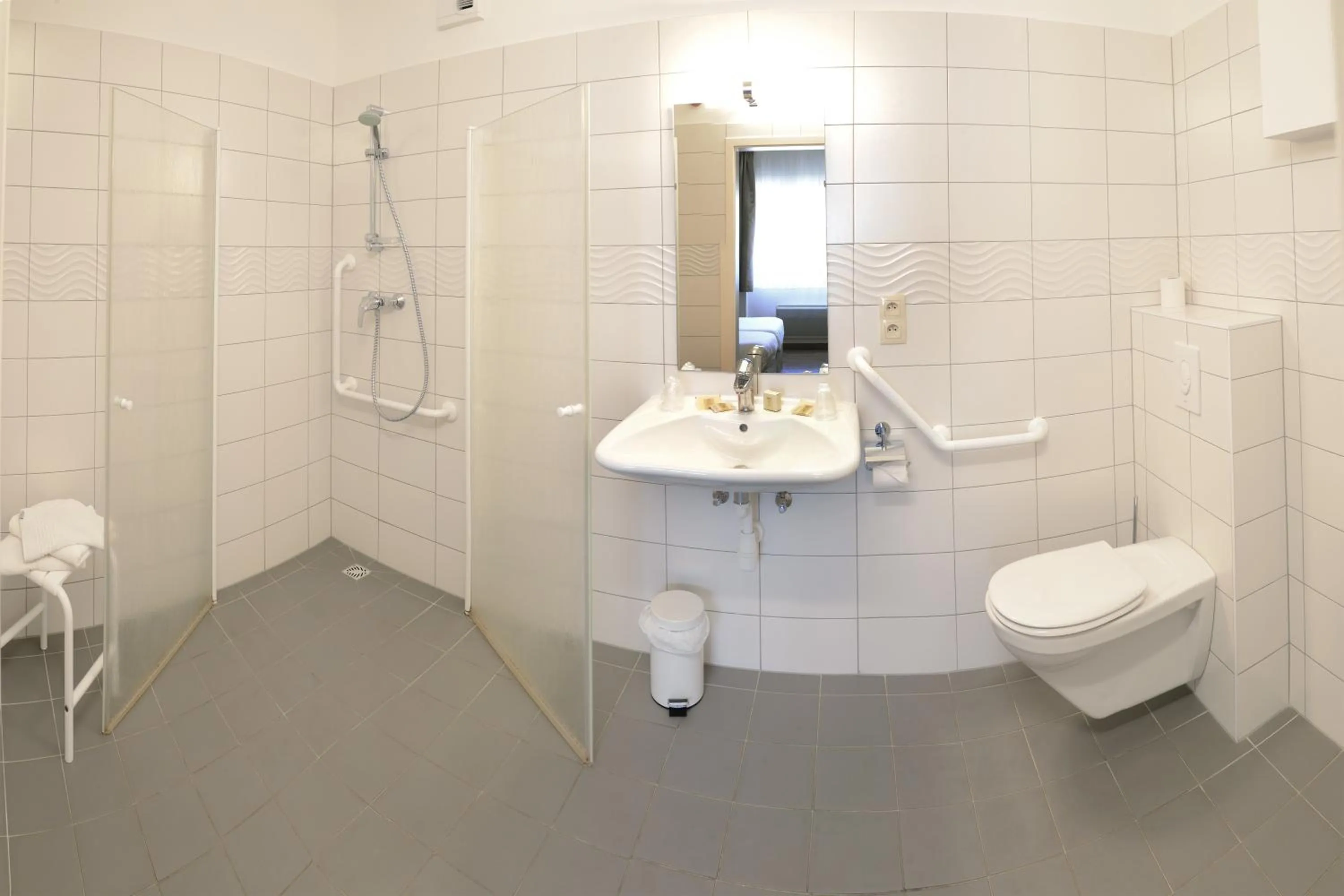 Bathroom in Logis Hôtel De La Cloche