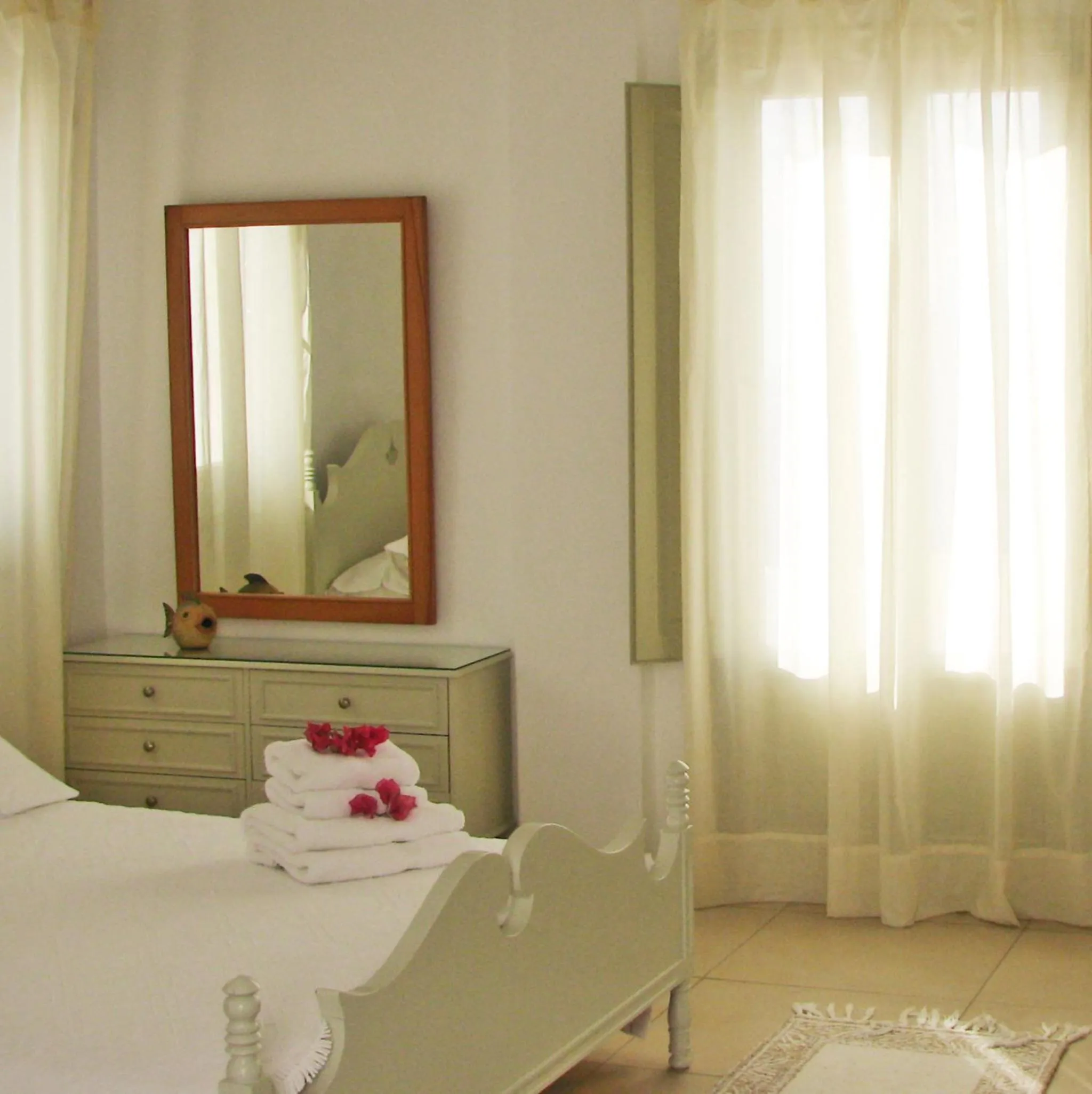 Photo of the whole room, Bed in Irida - Santorini