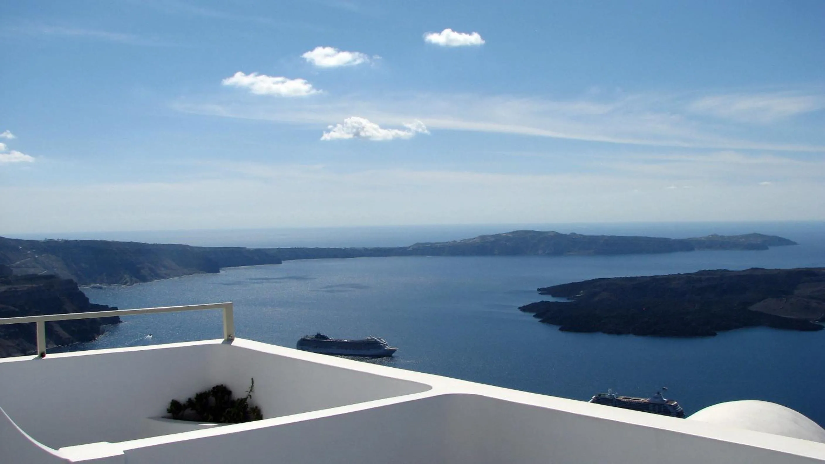 Area and facilities in Irida - Santorini