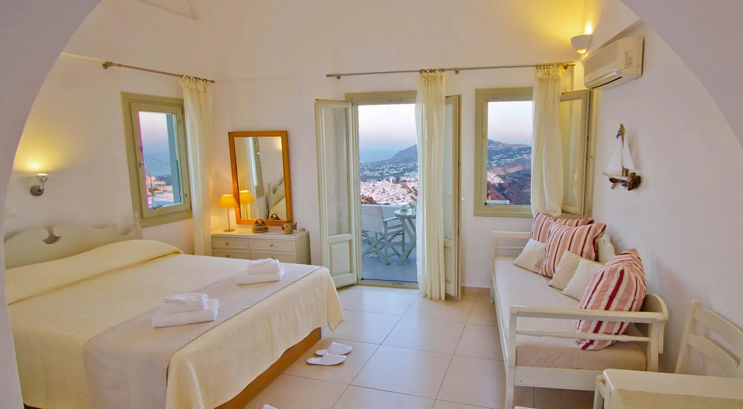 Living room, Bed in Irida - Santorini