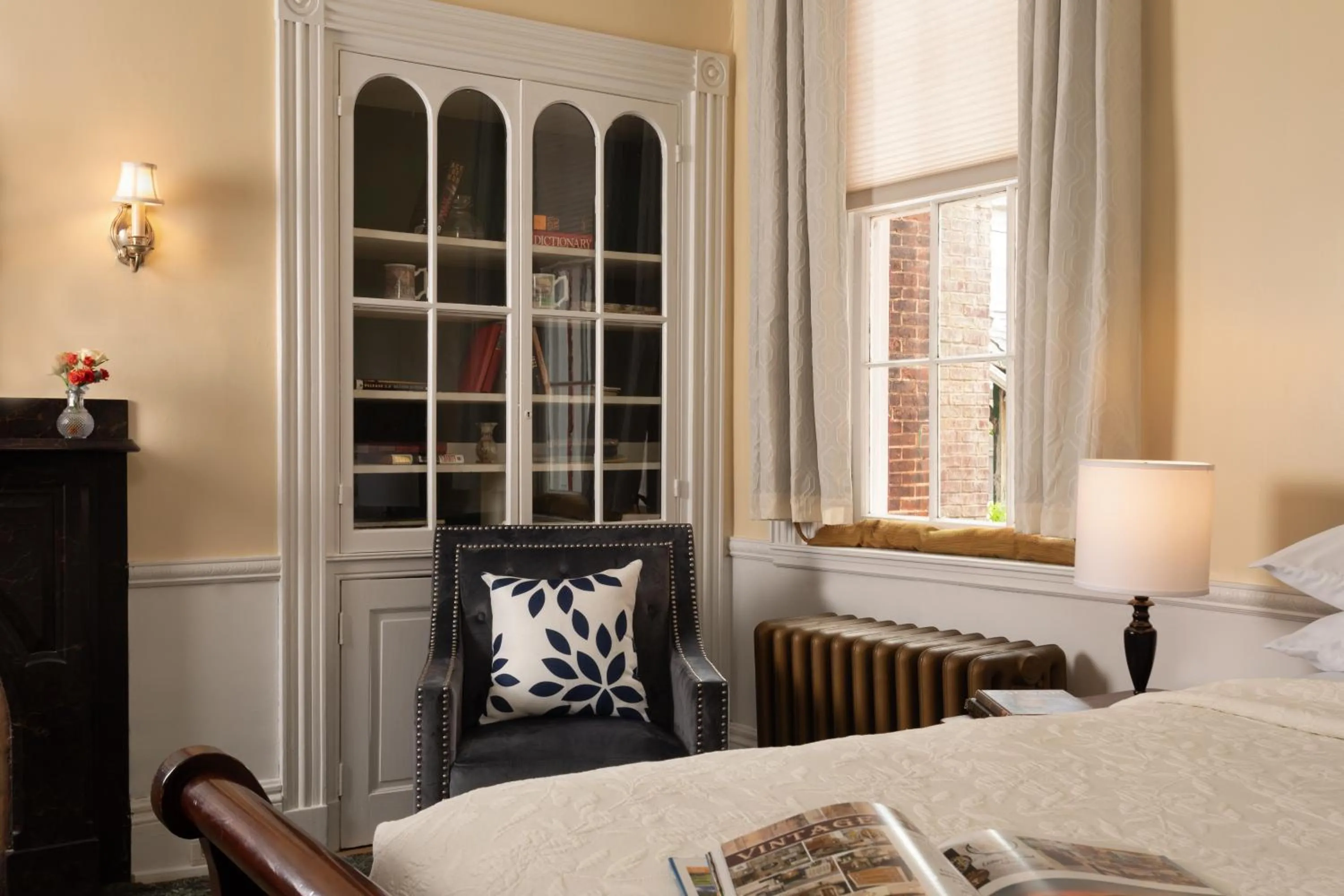 Seating area, Bed in Carlisle House Bed and Breakfast