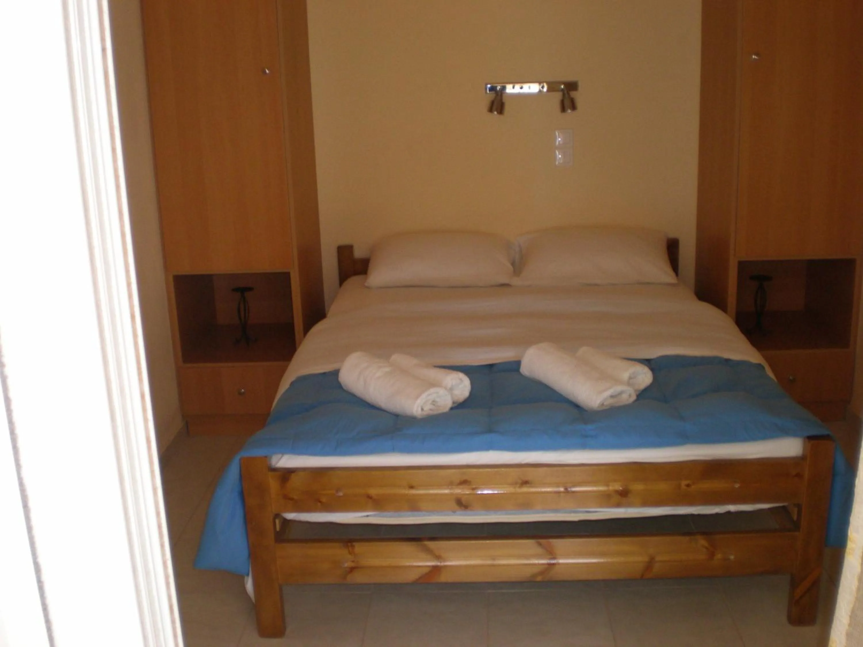 Photo of the whole room, Bed in Olympion Village Studios