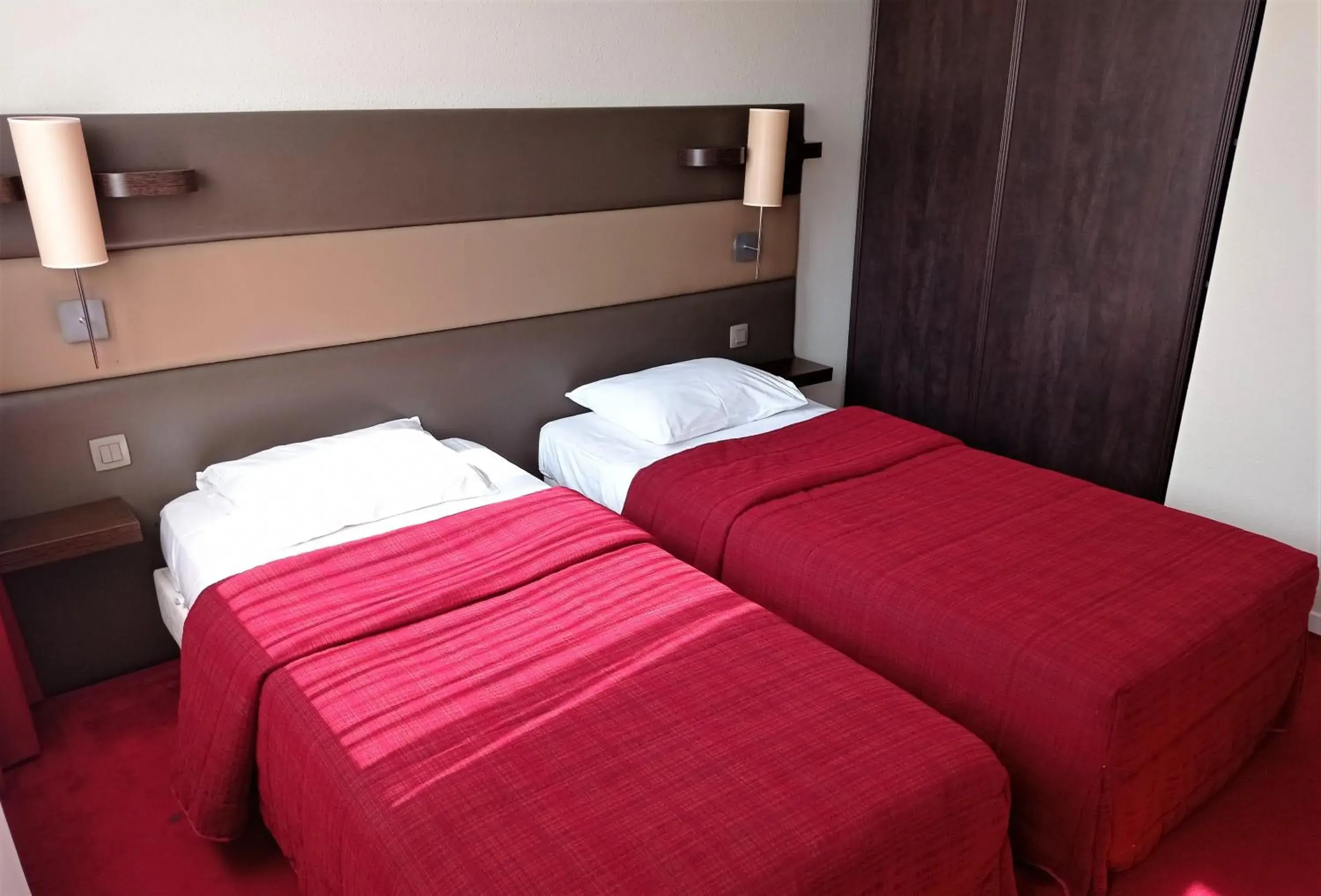 Twin Room in Résidence Hôtelière des Ondes Twin Room in Résidence Hôtelière des Ondes
