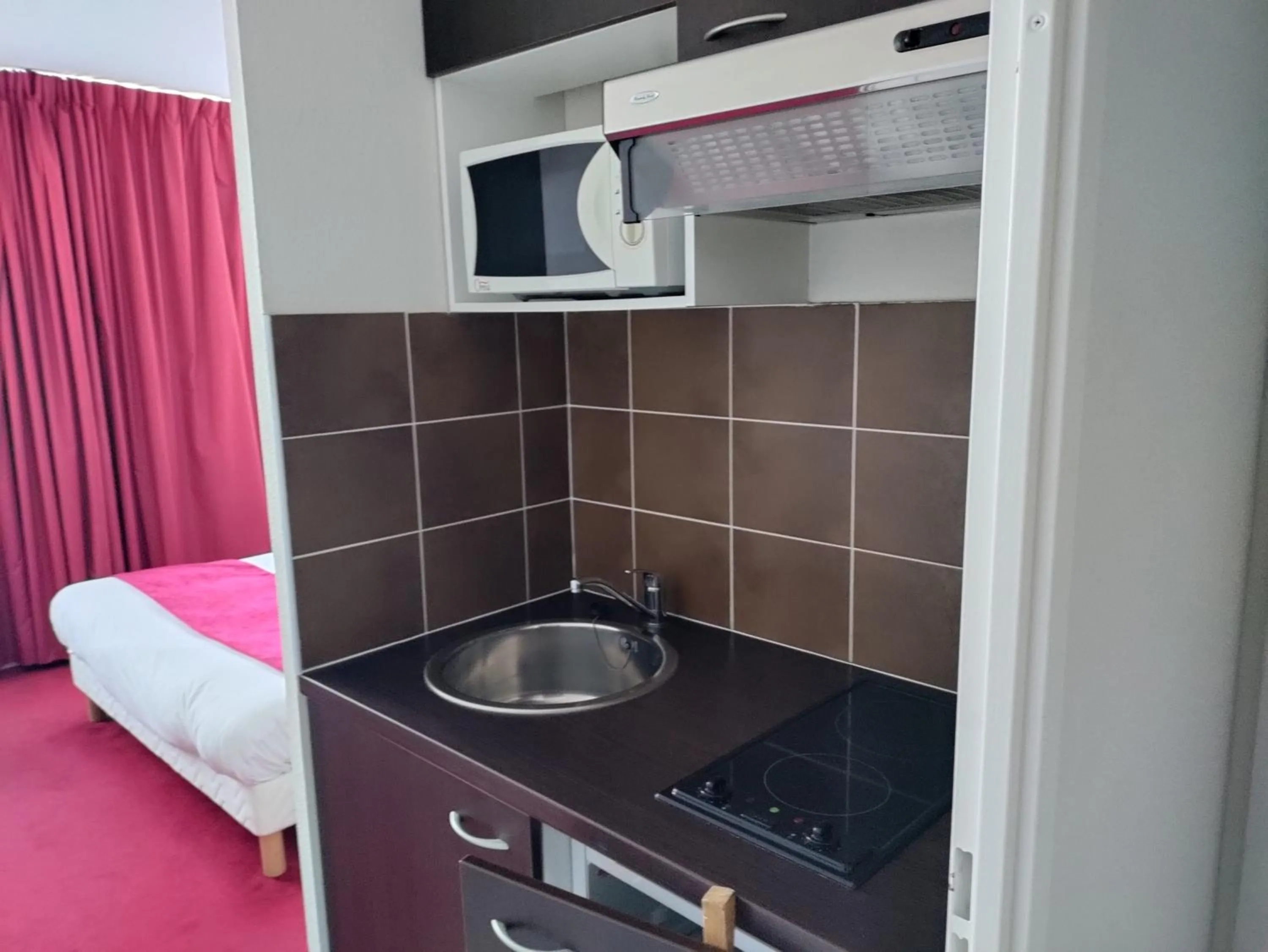 Kitchen or kitchenette in Résidence Hôtelière des Ondes