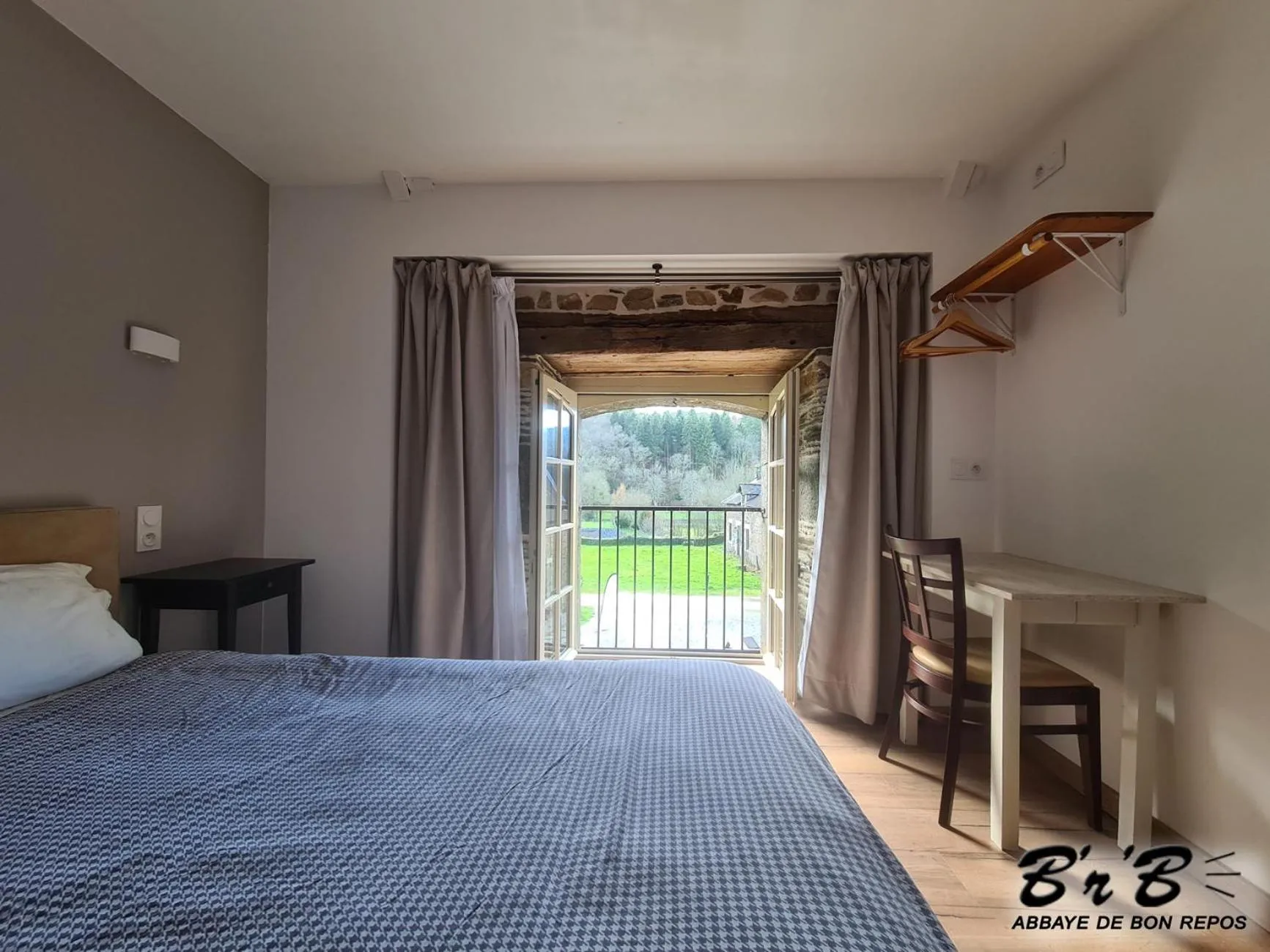 Photo of the whole room, Bed in Brb