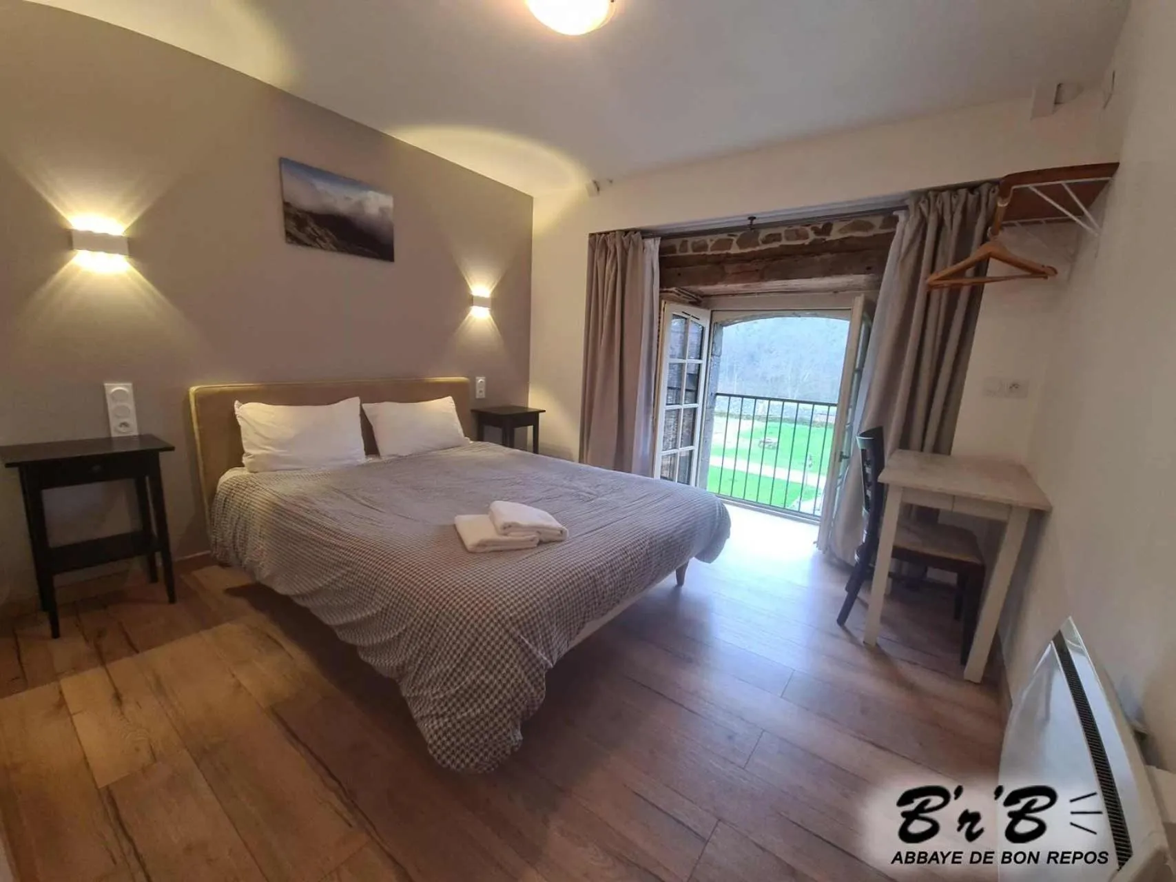 Photo of the whole room, Bed in Brb