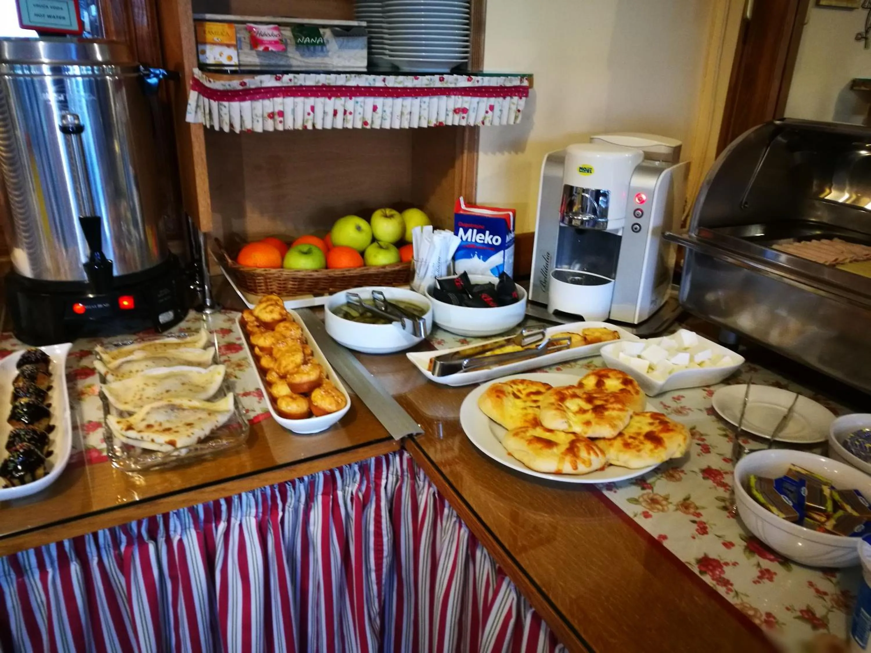 Food and drinks in Garni Hotel Lav