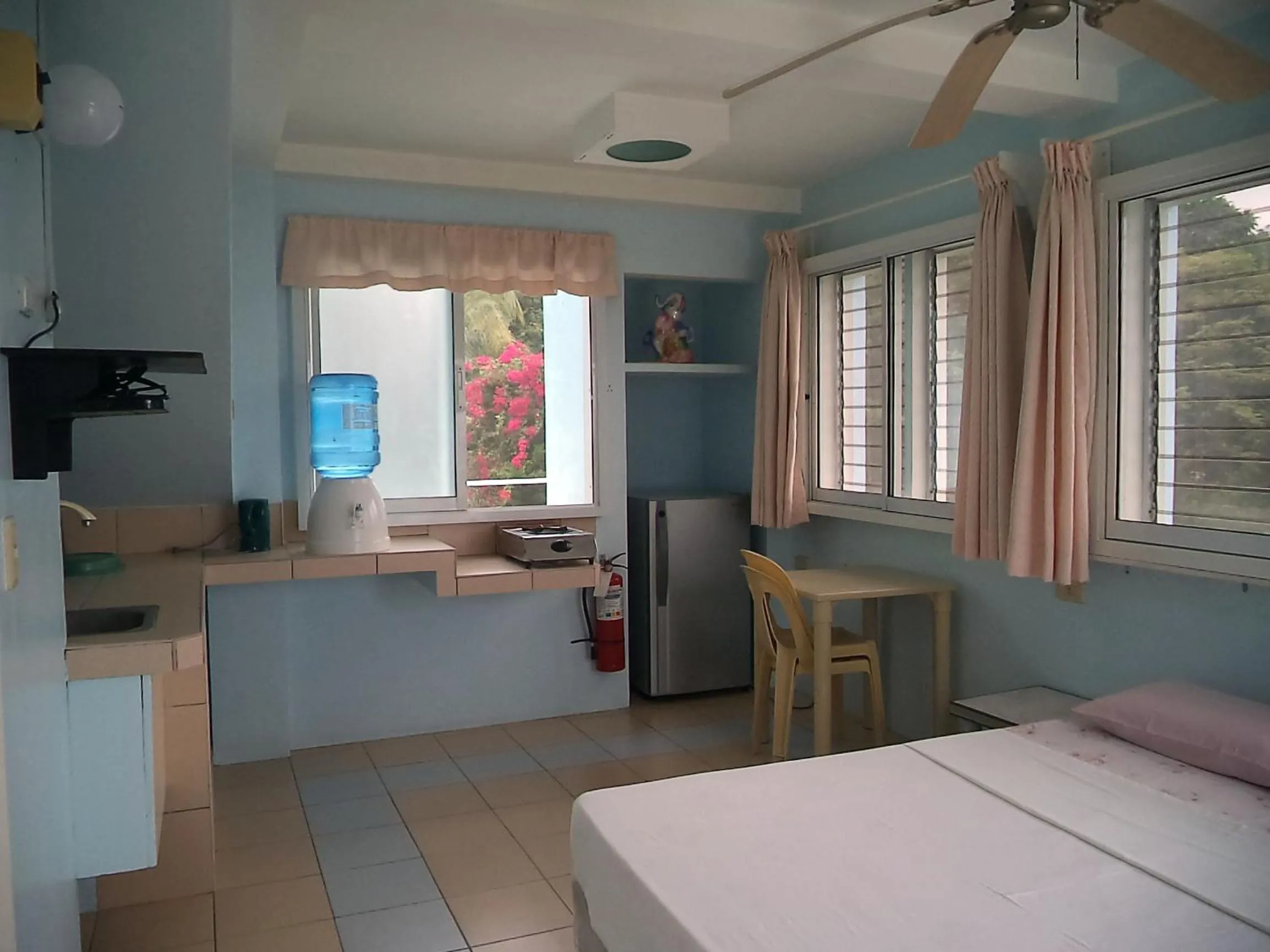 Photo of the whole room, Bed in High Steps Pension