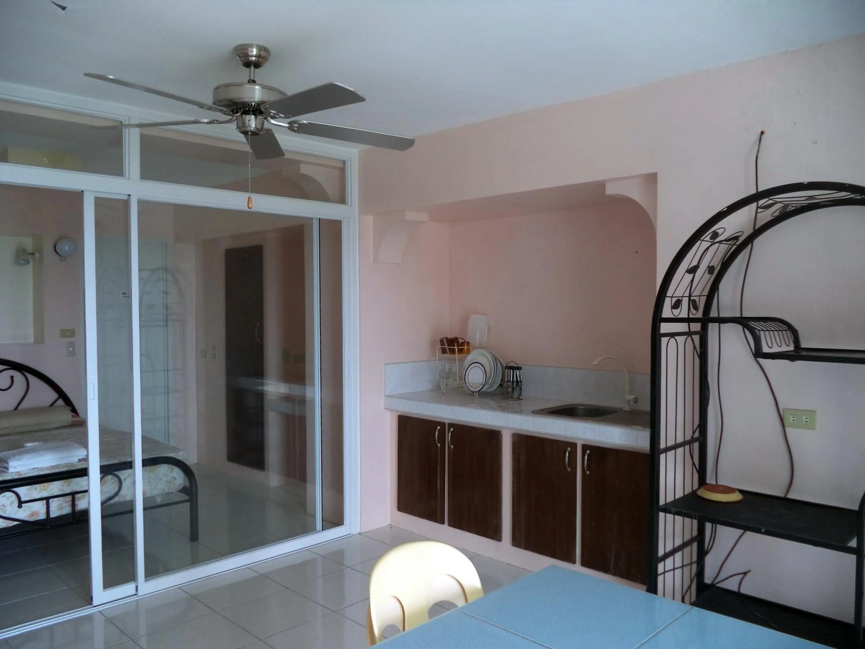 Kitchen or kitchenette, Bed in High Steps Pension