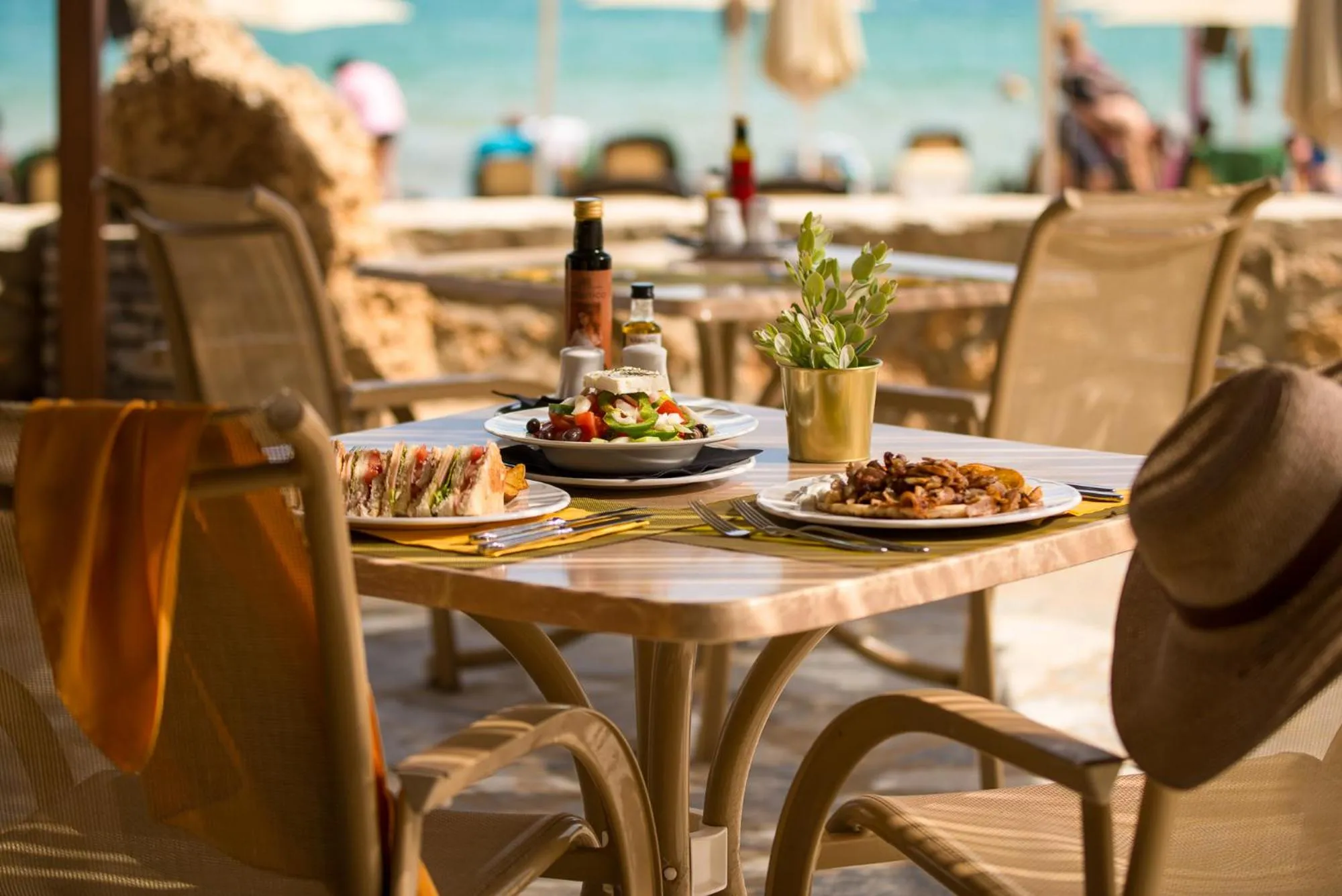 Restaurant/places to eat in Kernos Beach Hotel & Bungalows