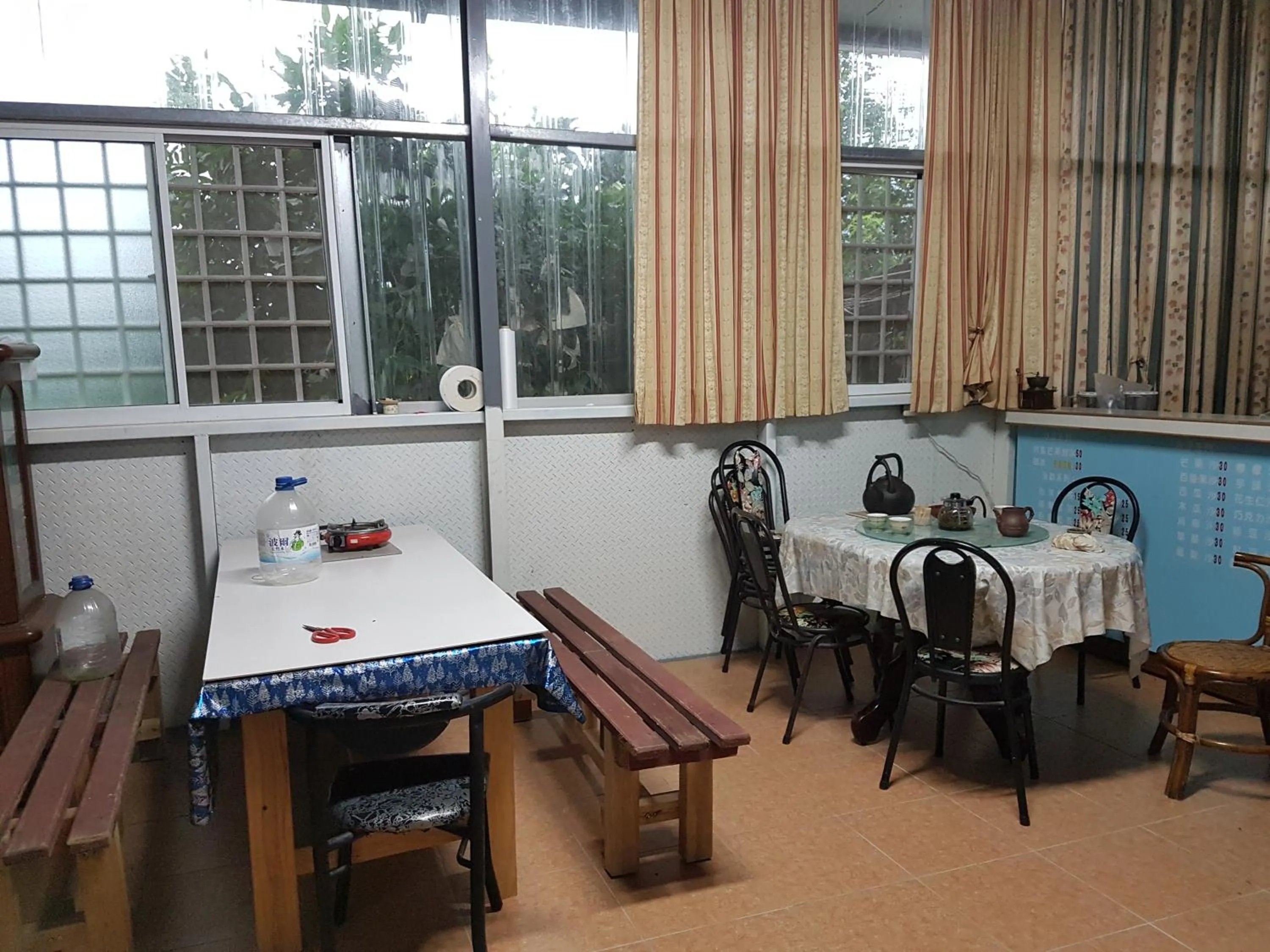 Communal lounge/ TV room in Ganoun Homestay