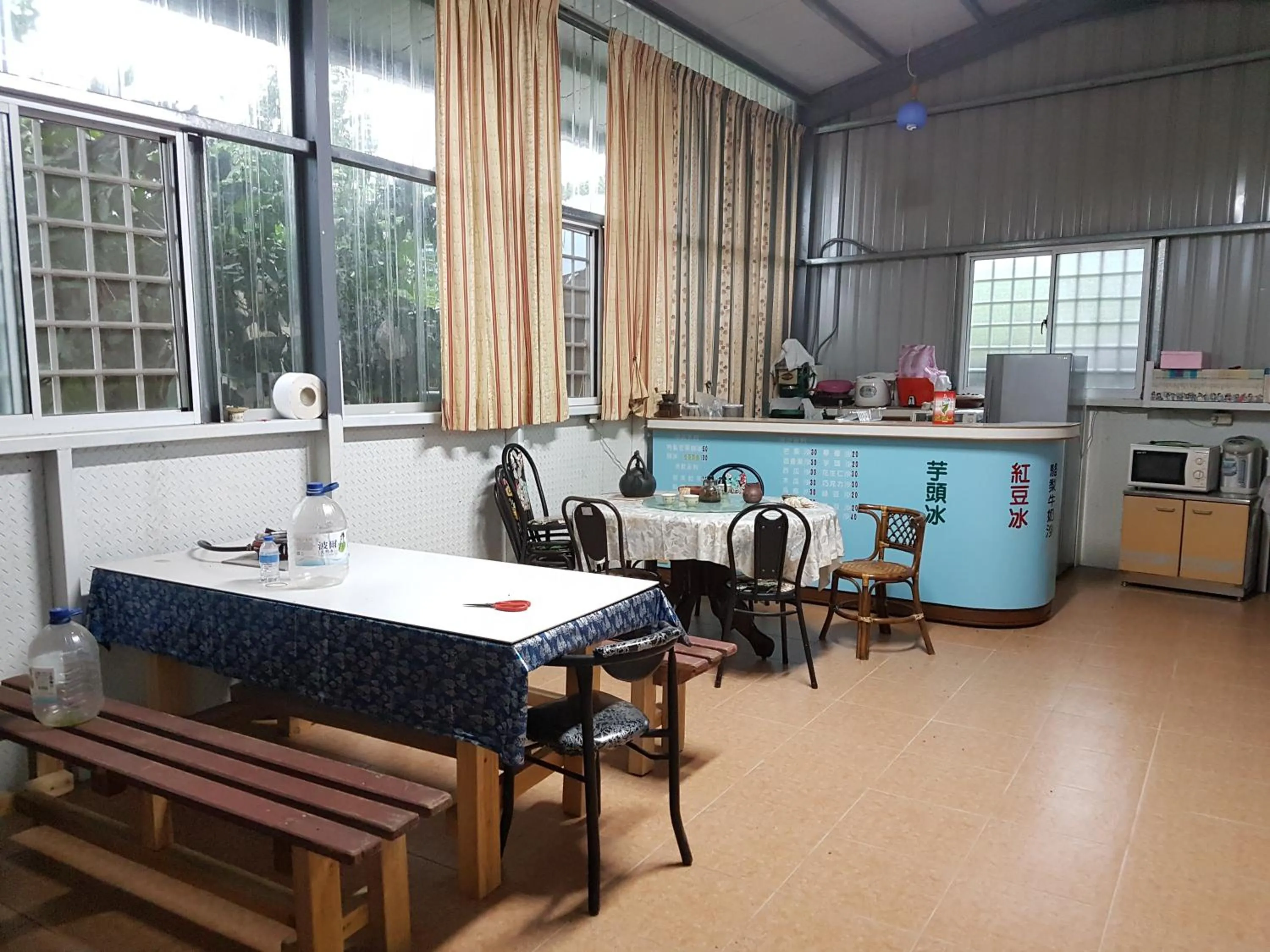 Communal lounge/ TV room in Ganoun Homestay