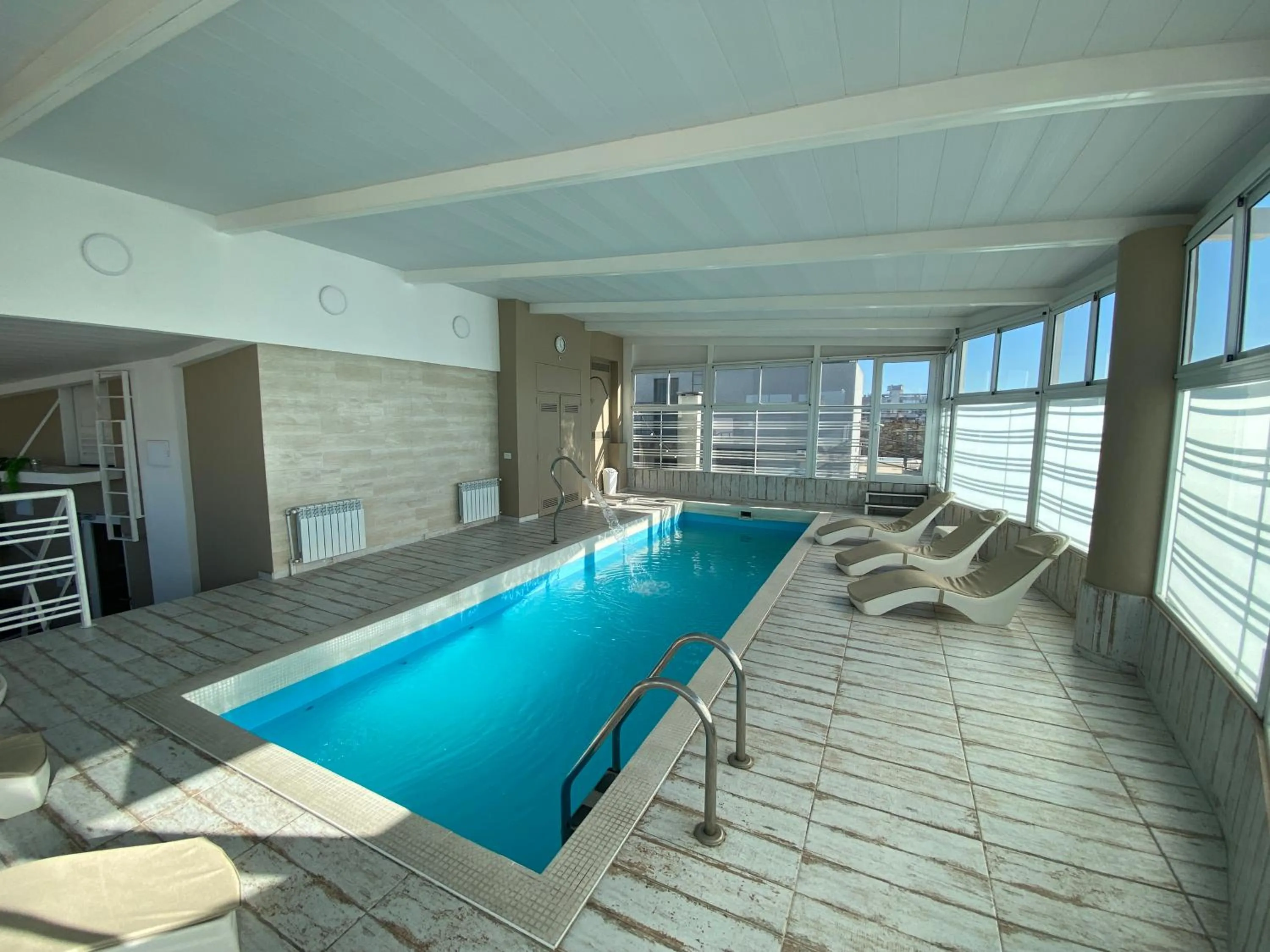 Swimming pool in Hotel Howard Johnson Rosario