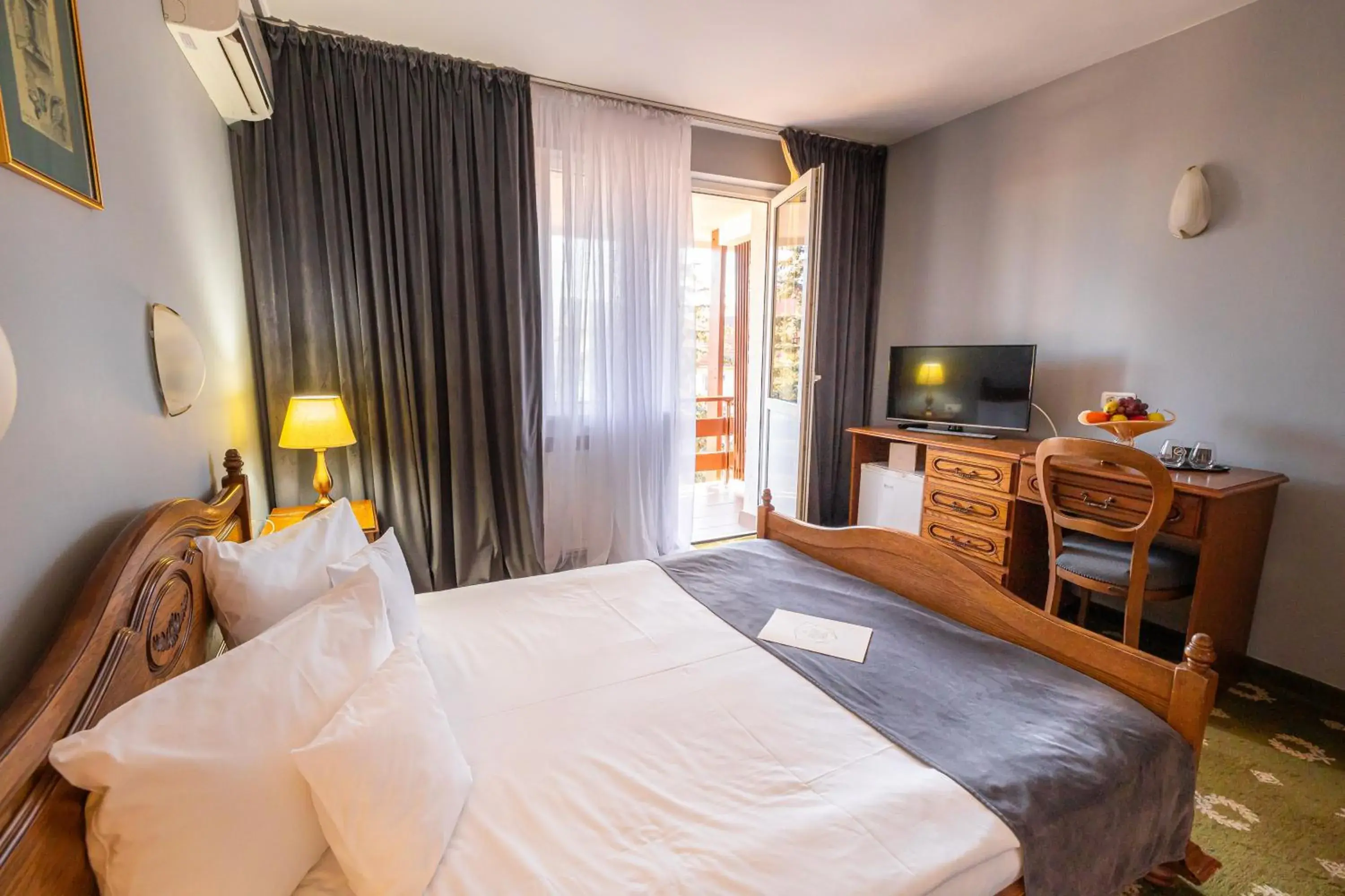 Double Room with Balcony - single occupancy in Hotel Brilliant Meseș Double Room with Balcony - single occupancy in Hotel Brilliant Meseș