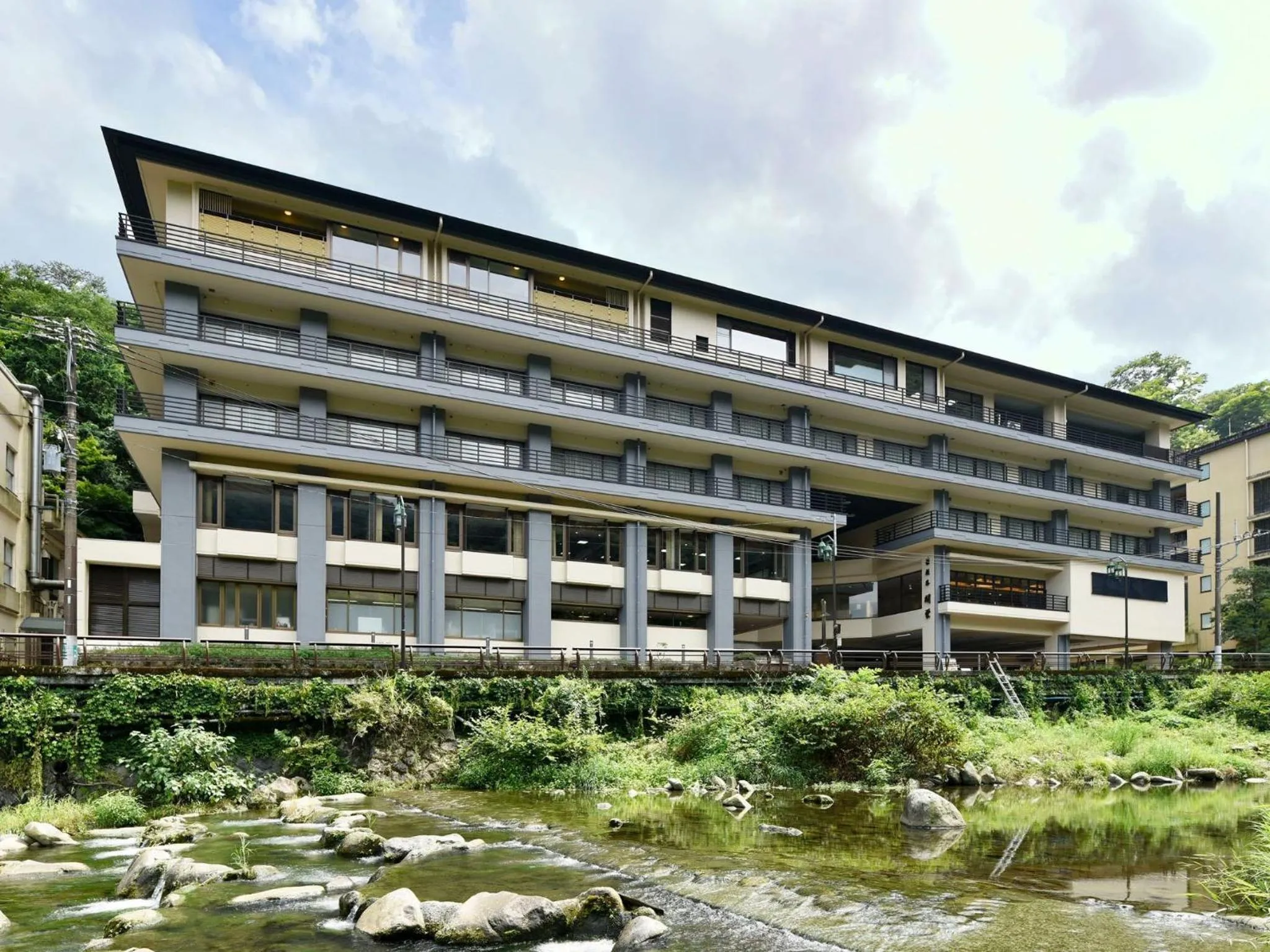 Property building in Hakoneji Kaiun