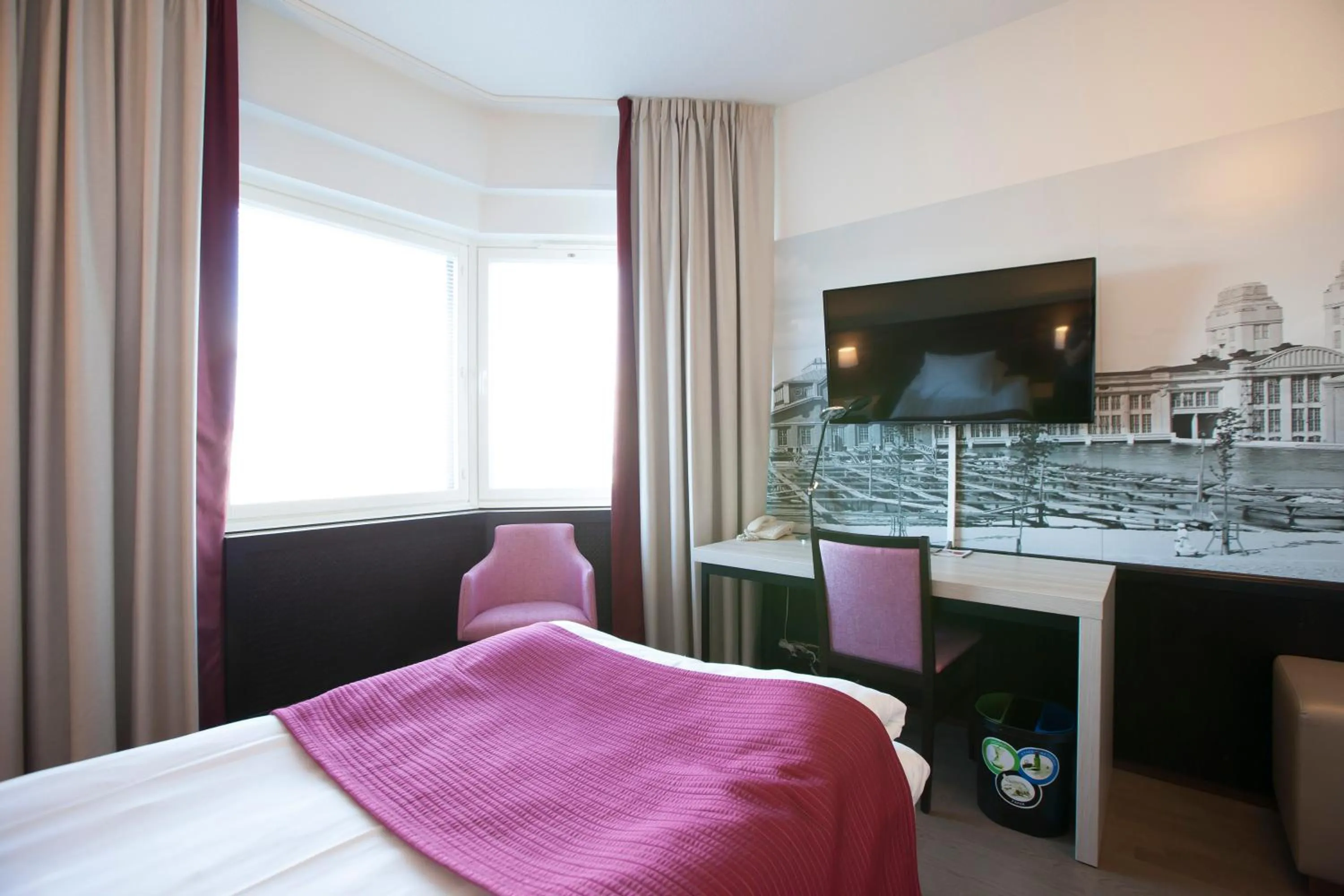 TV and multimedia, Bed in Hotel Oscar