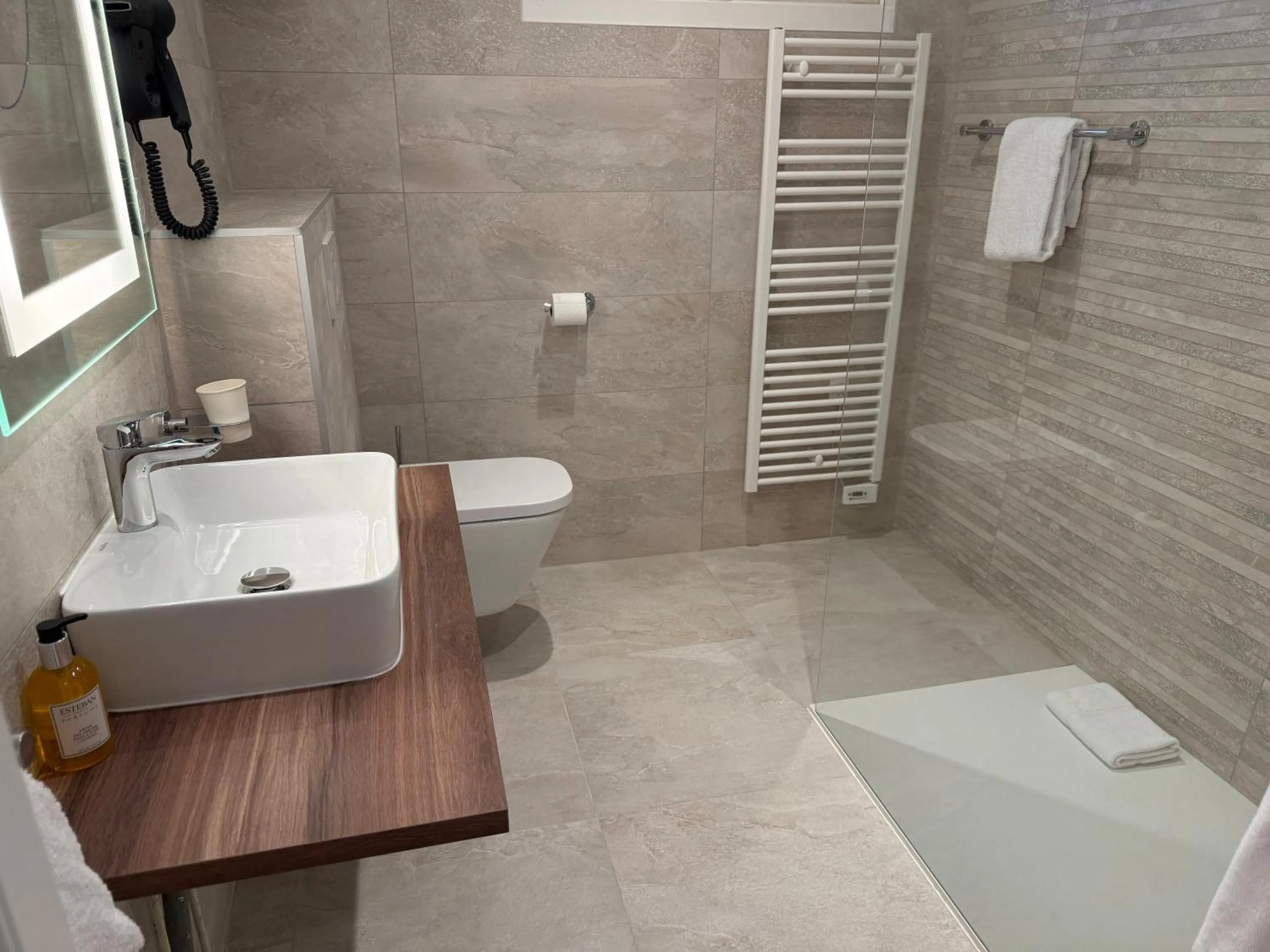 Shower in Logis Hotel Le Petit Casset