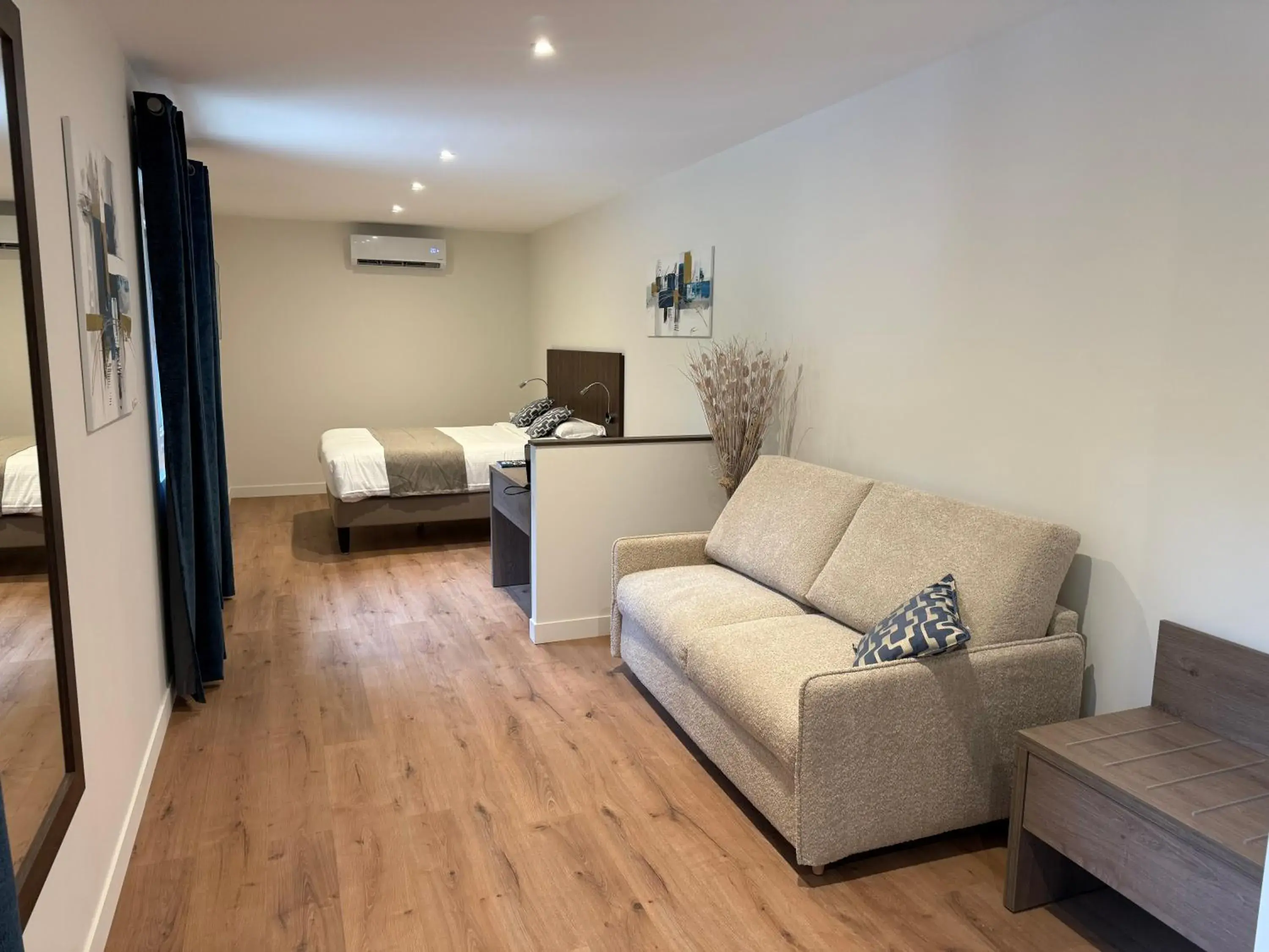 Family Room with Shower in Logis Hotel Le Petit Casset Family Room with Shower in Logis Hotel Le Petit Casset