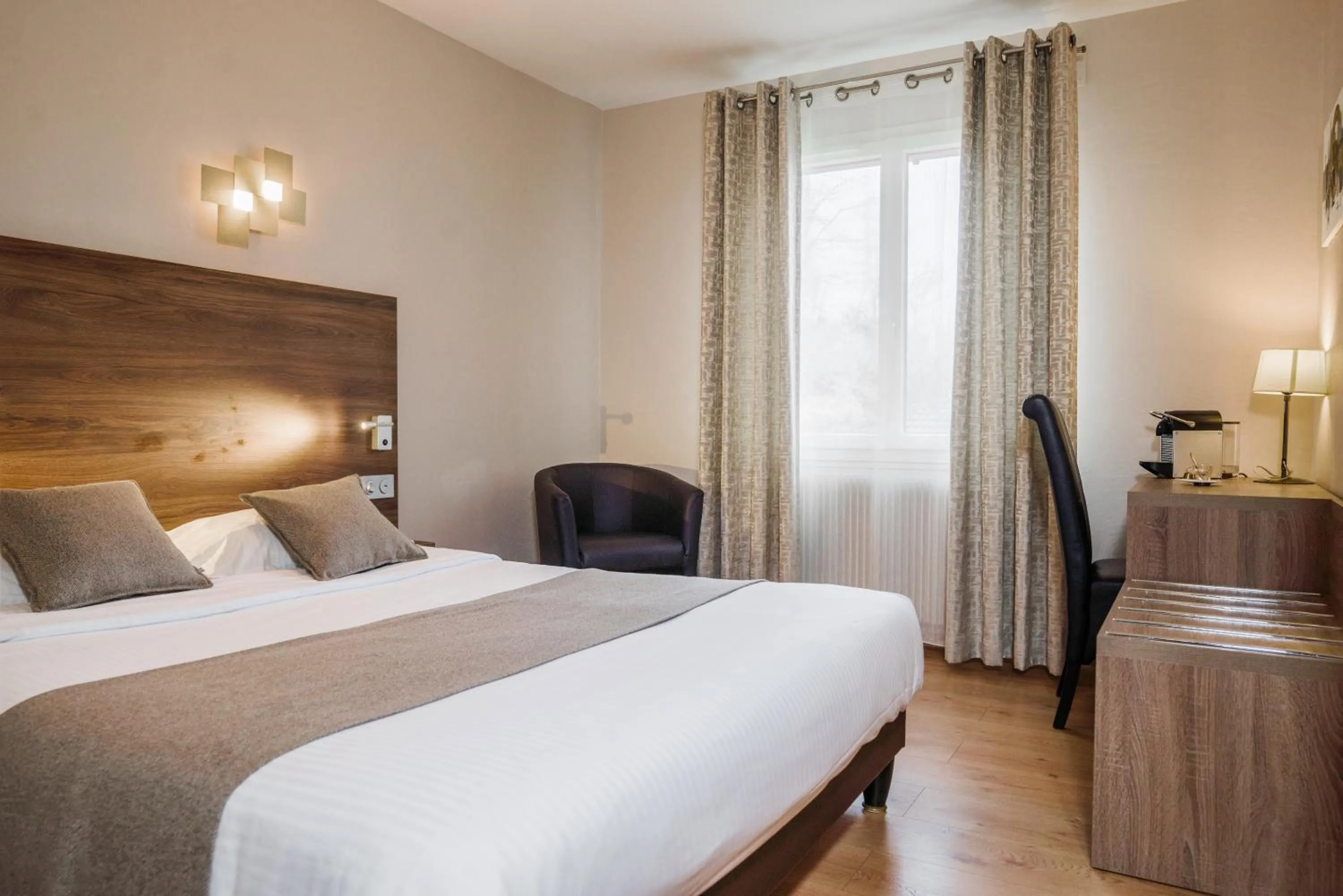 Bedroom, Bed in Logis Hotel Le Petit Casset