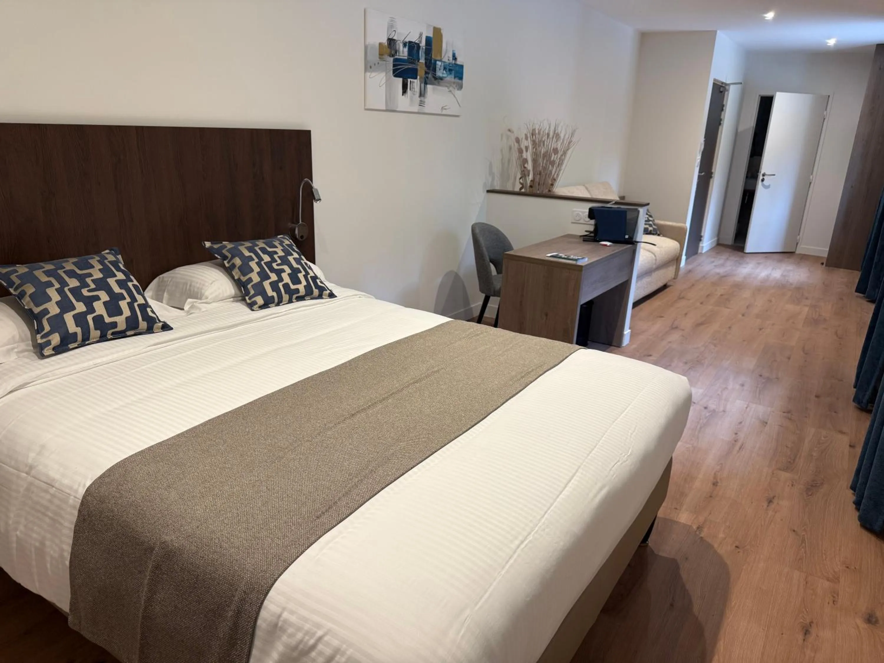 Bed in Logis Hotel Le Petit Casset